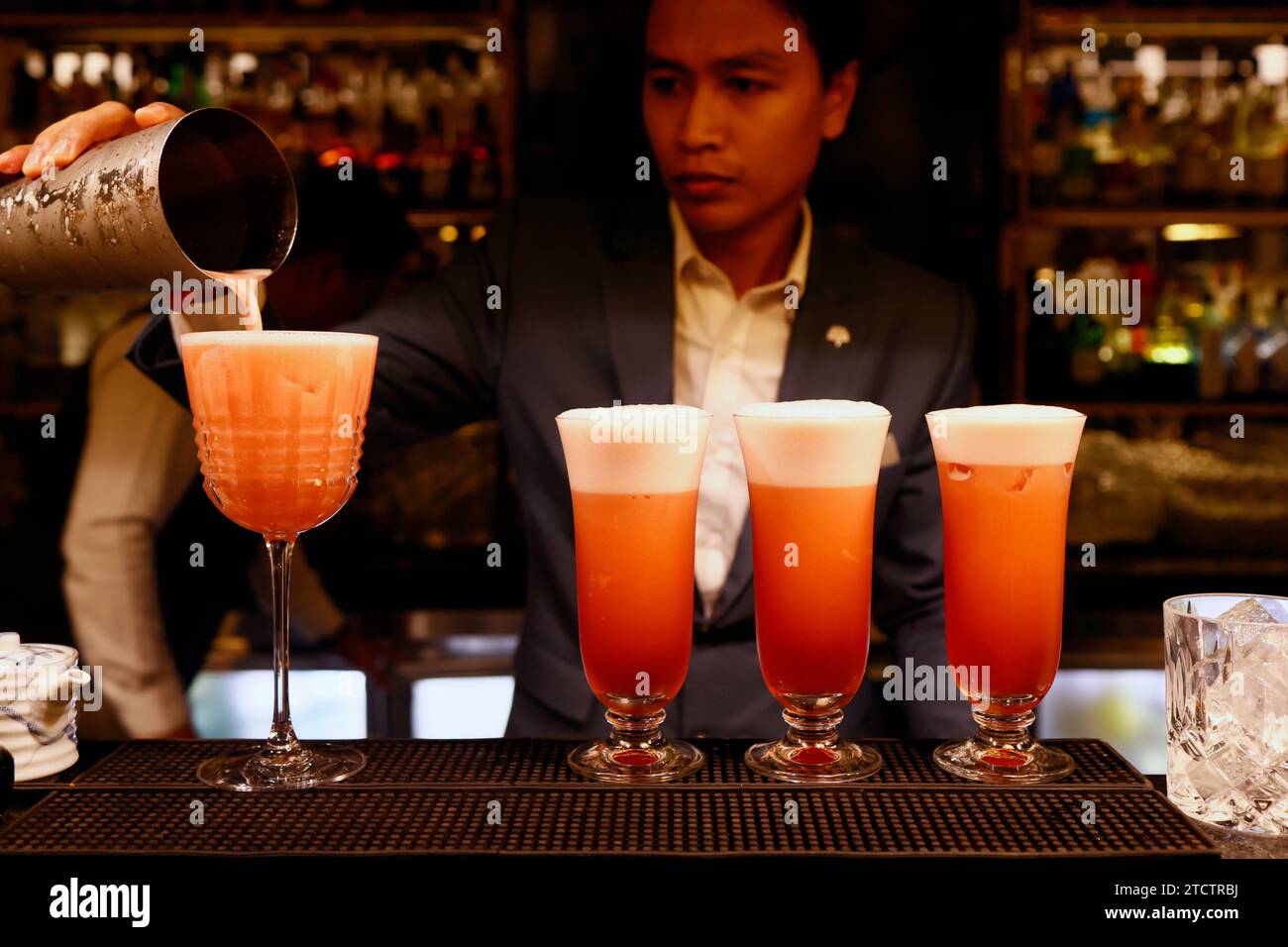 Elephant Bar au Raffles Hotel le Royal. Le fameux cocktail Singapore Sling. Banque D'Images