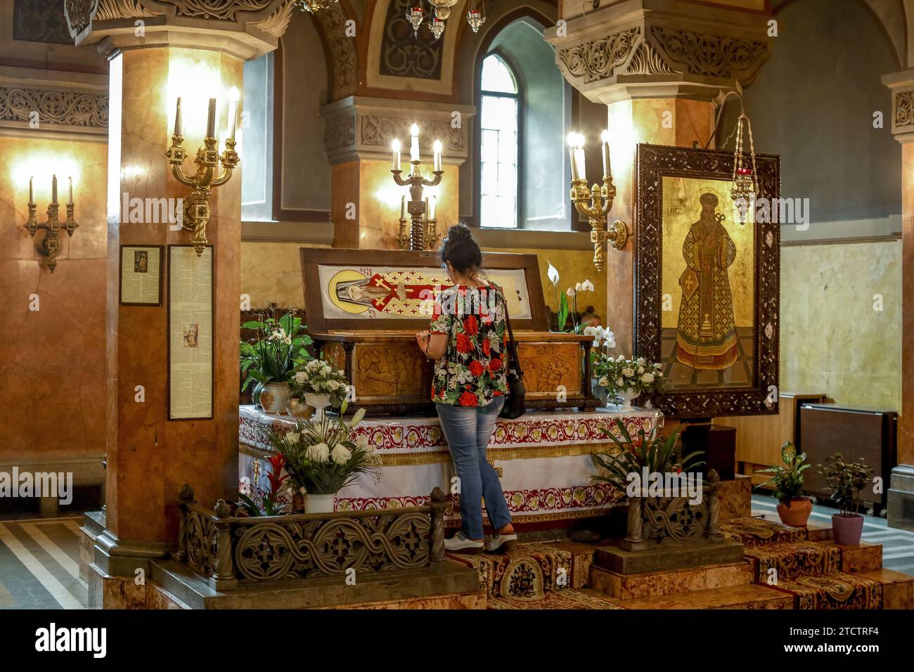 Fidèle à la cathédrale orthodoxe métropolitaine de Timisoara, Roumanie Banque D'Images