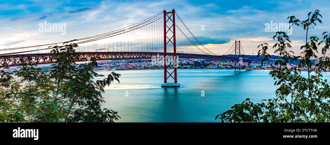 Photographie panoramique du pont de 25 de Abril dans la ville de Lisbonne au-dessus du fleuve Tajo. Banque D'Images