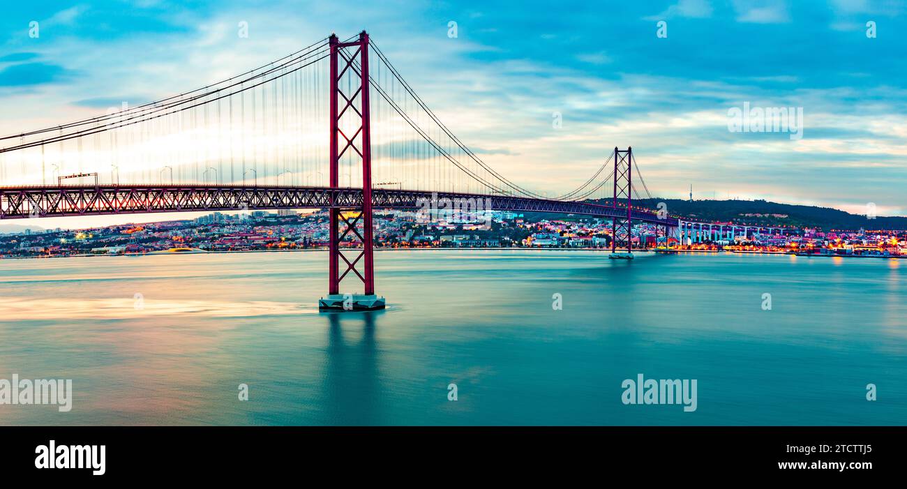 Photographie panoramique du pont de 25 de Abril dans la ville de Lisbonne au-dessus du fleuve Tajo. Banque D'Images