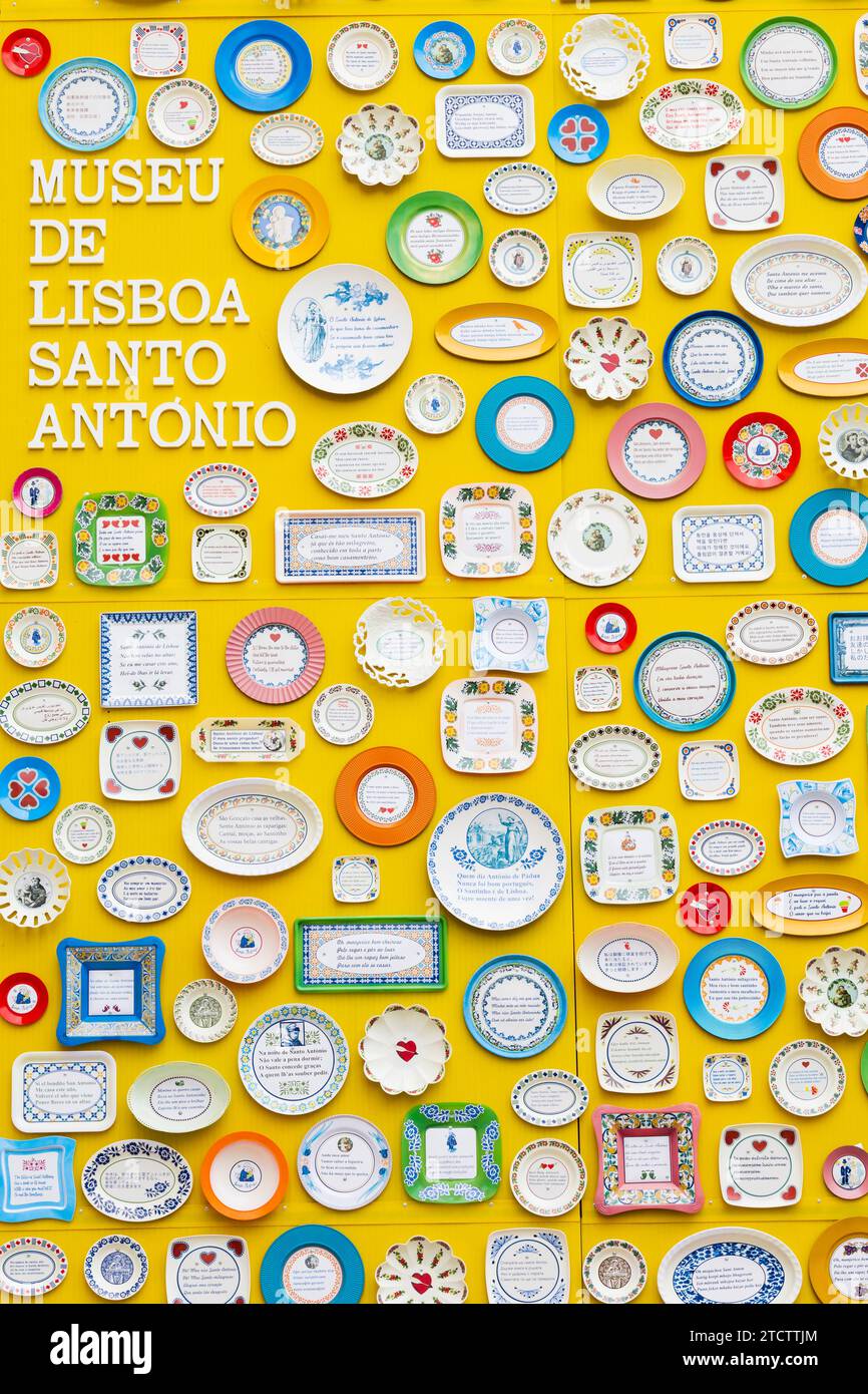 Plaques en céramique et plaques sur le mur du Museu de Lisboa, Santo Antonio, église Saint Antoine. Lisbonne, Portugal Banque D'Images