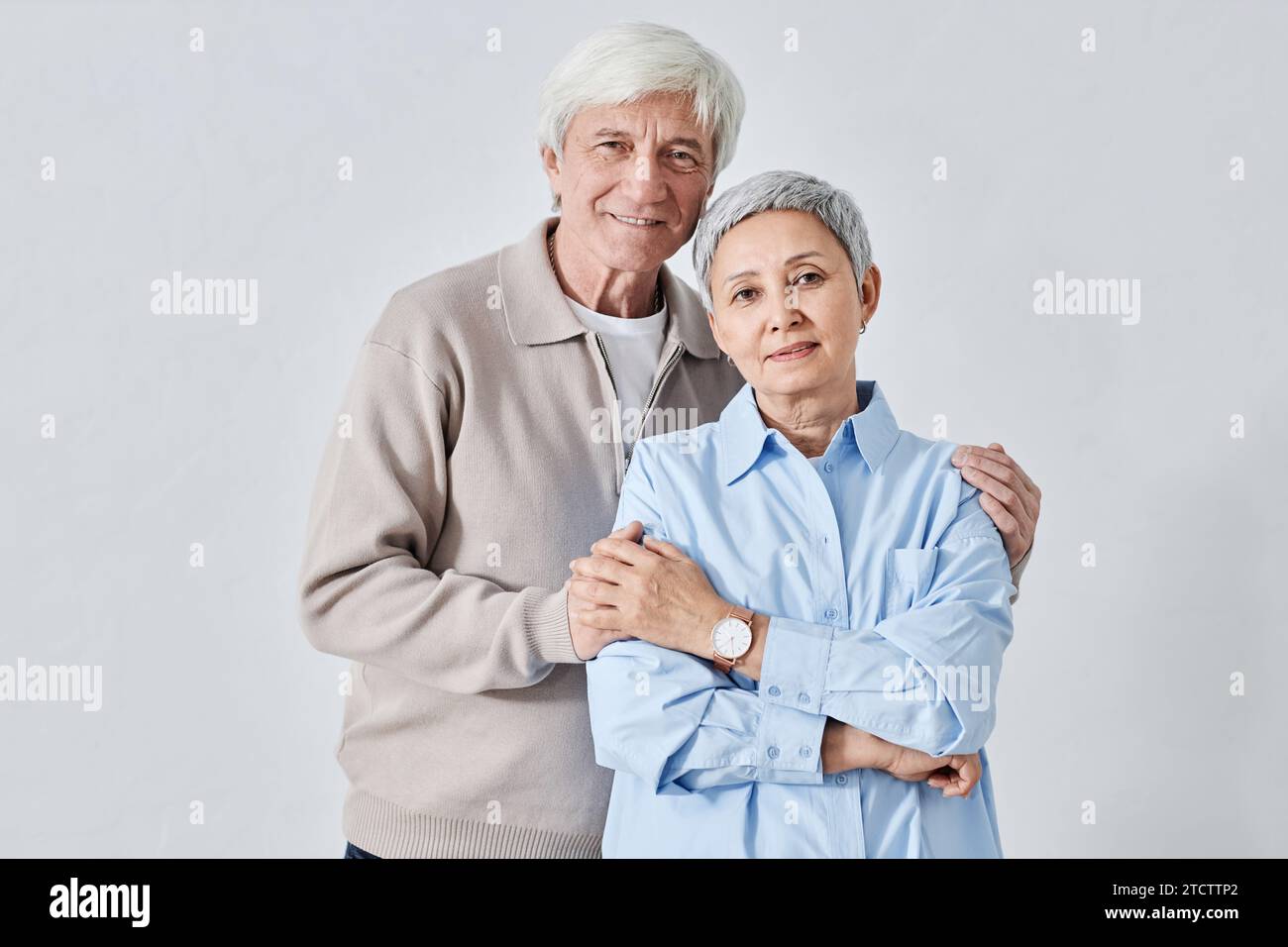 Conjoints seniors regardant la caméra Banque D'Images