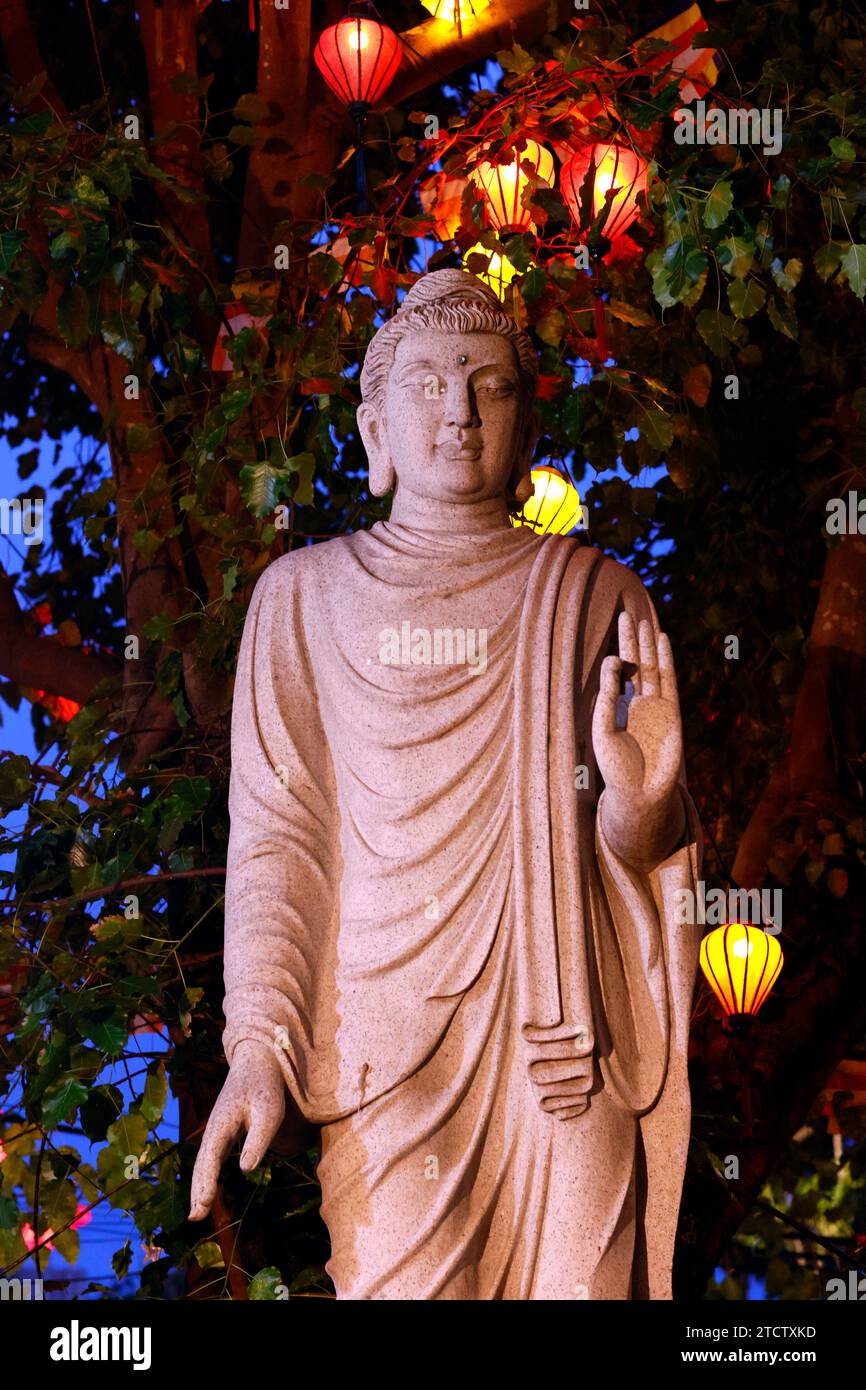 Pagode Quang Khanh. Statue de Bouddha Sakyamuni debout. CAN Tho. Vietnam. Banque D'Images Pagode Quang Khanh. Statue de Bouddha Sakyamuni debout. CAN Tho. Vietnam. Banque D'Images