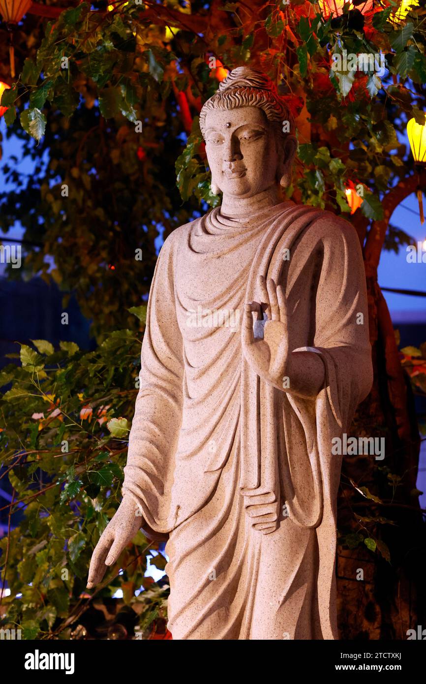 Pagode Quang Khanh. Statue de Bouddha Sakyamuni debout. CAN Tho. Vietnam. Banque D'Images Pagode Quang Khanh. Statue de Bouddha Sakyamuni debout. CAN Tho. Vietnam. Banque D'Images