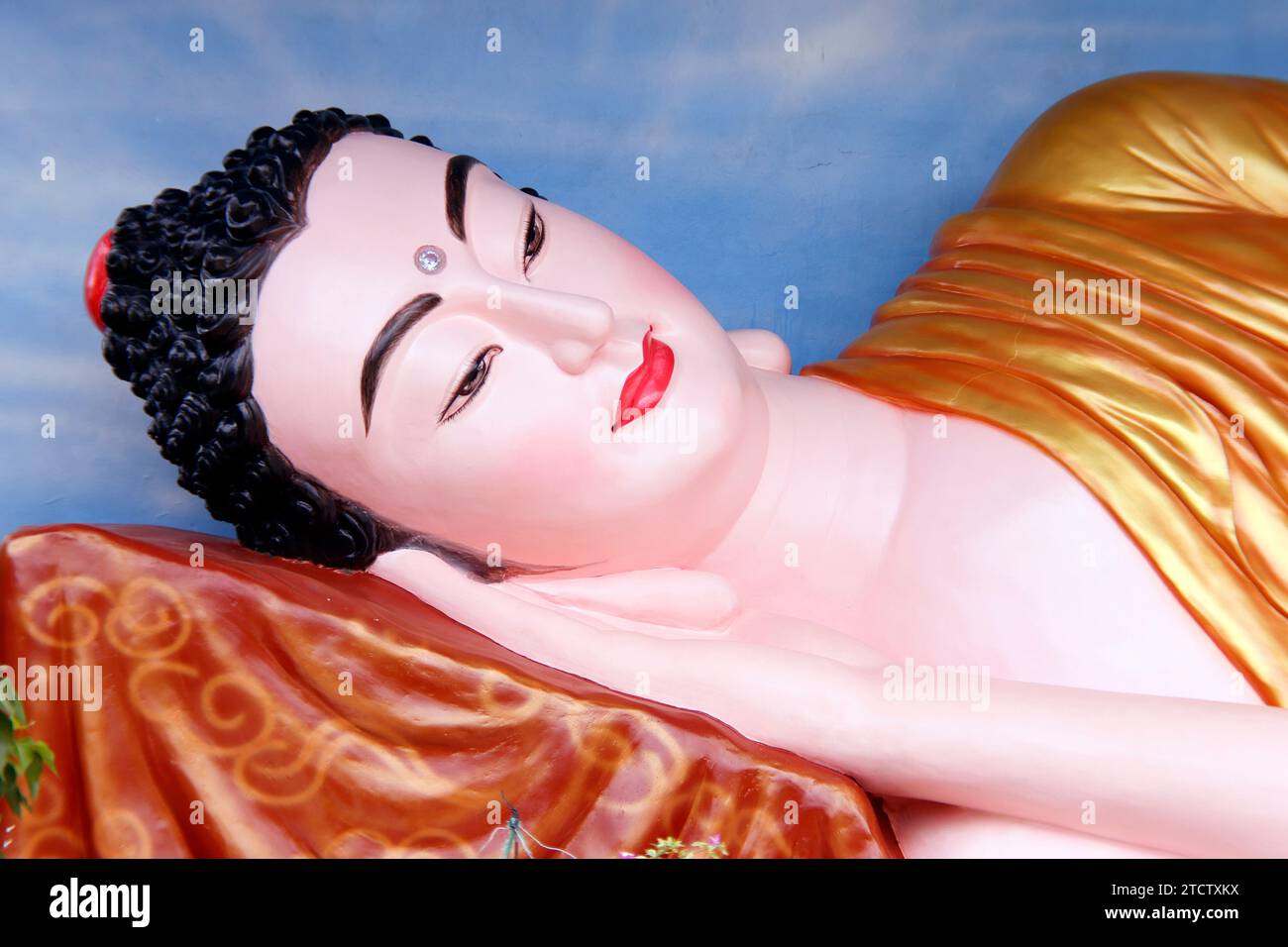 Pagode bouddhiste Phuoc Hue. Statue géante dorée de Bouddha endormi. Vietnam. Banque D'Images Pagode bouddhiste Phuoc Hue. Statue géante dorée de Bouddha endormi. Vietnam. Banque D'Images
