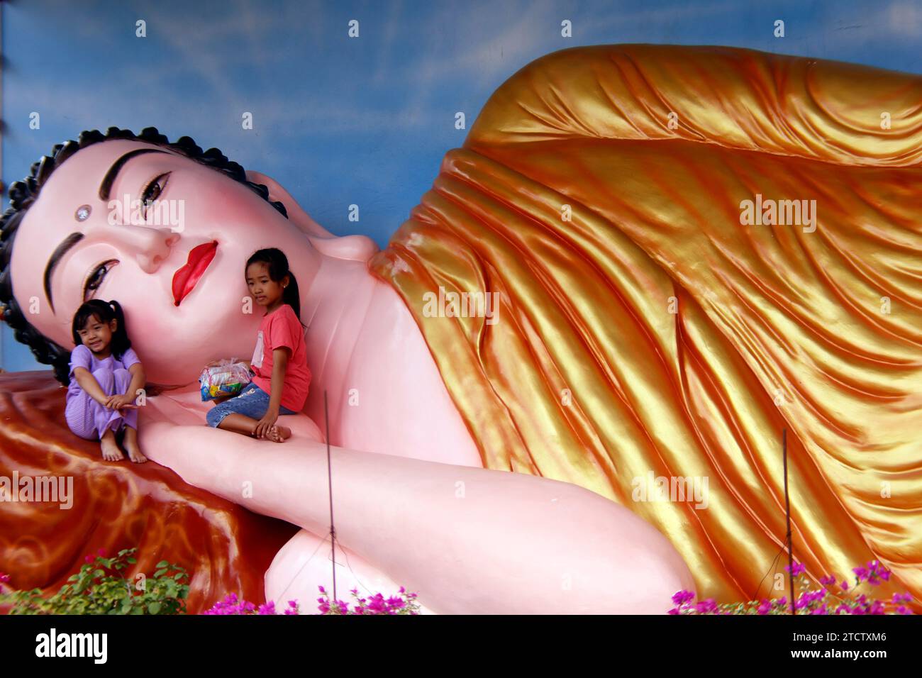 Pagode bouddhiste Phuoc Hue. Statue géante dormante de Bouddha couché avec des enfants. Vietnam. Banque D'Images Pagode bouddhiste Phuoc Hue. Statue géante dormante de Bouddha couché avec des enfants. Vietnam. Banque D'Images