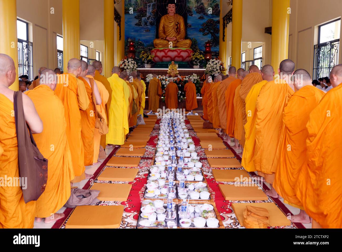 Pagode bouddhiste Phuoc Hue. Moines à la cérémonie bouddhiste dans le hall principal. Repas végétarien. Vietnam. Banque D'Images