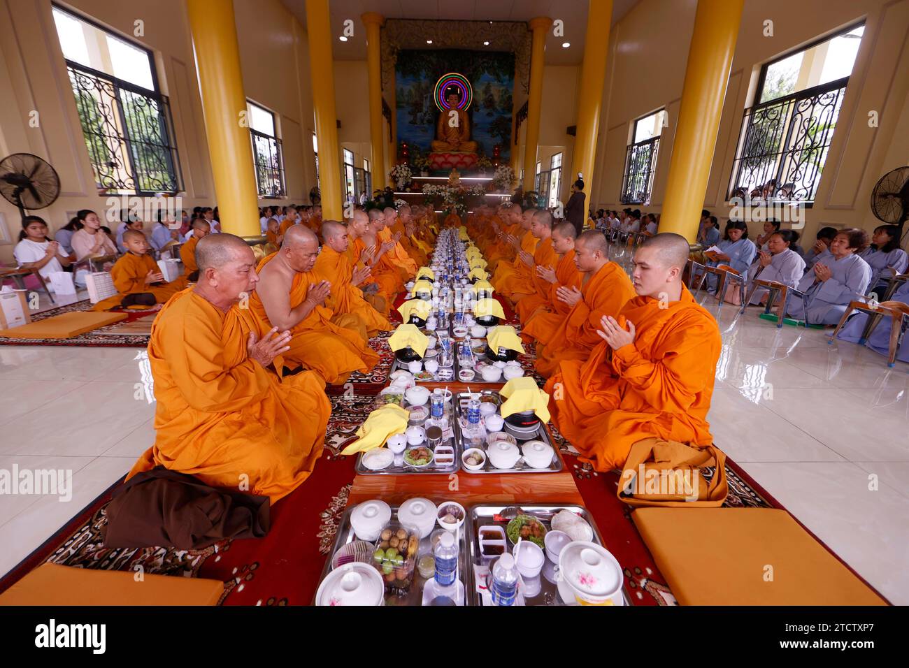 Pagode bouddhiste Phuoc Hue. Moines à la cérémonie bouddhiste dans le hall principal. Repas végétarien. Vietnam. Banque D'Images