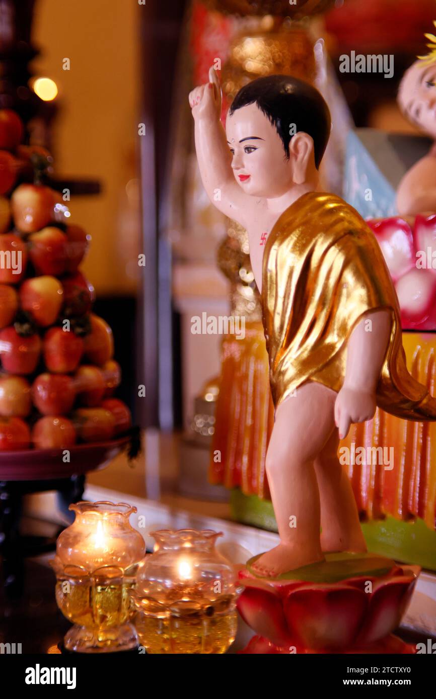 Une pagode bouddhiste Phuoc. Statue de Bouddha infantile. La naissance pf Bouddha. Vietnam. Banque D'Images Une pagode bouddhiste Phuoc. Statue de Bouddha infantile. La naissance pf Bouddha. Vietnam. Banque D'Images
