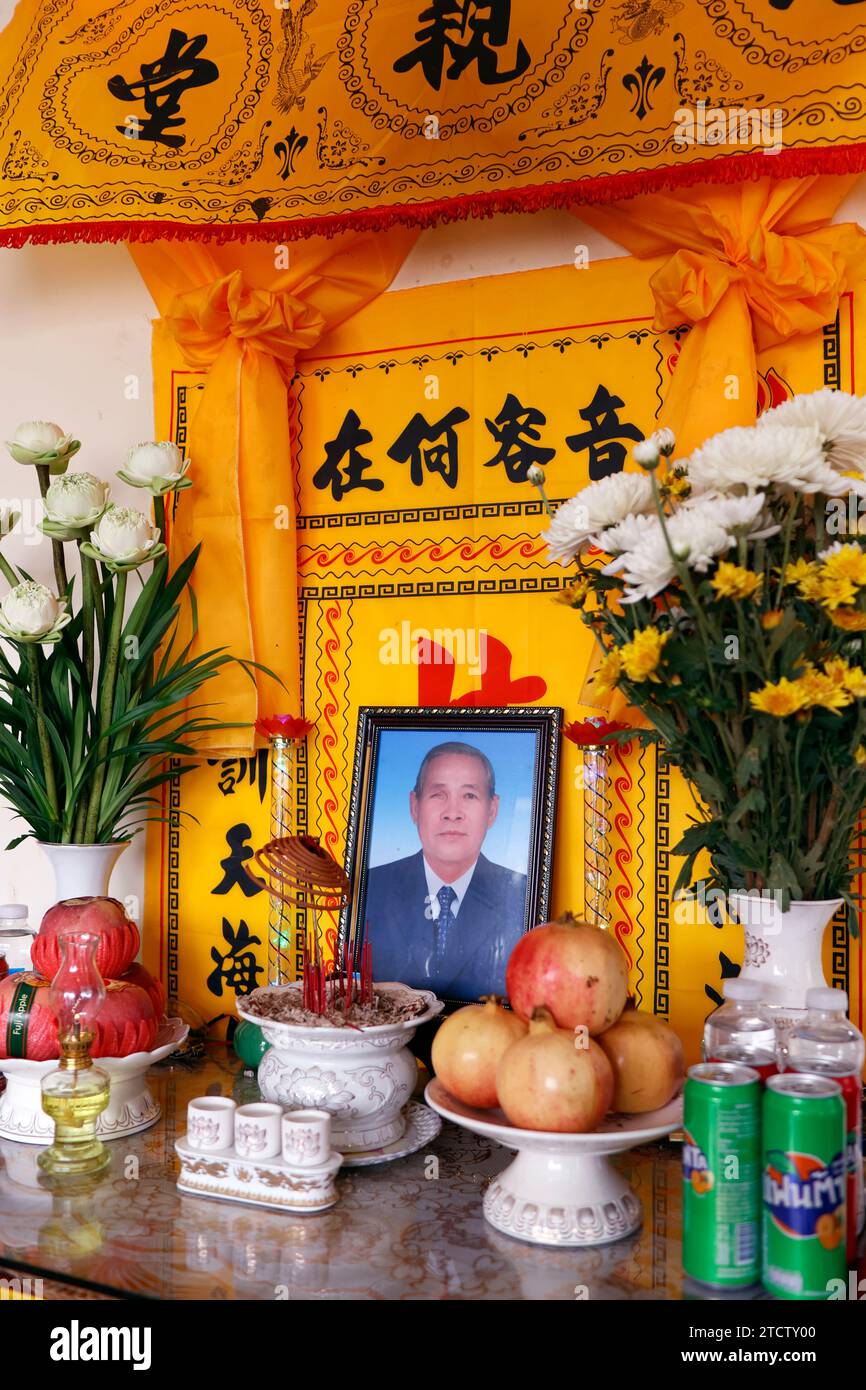 Cérémonie funéraire dans une famille bouddhiste. Prières pour les défunts. Tan Chau. Vietnam. Banque D'Images