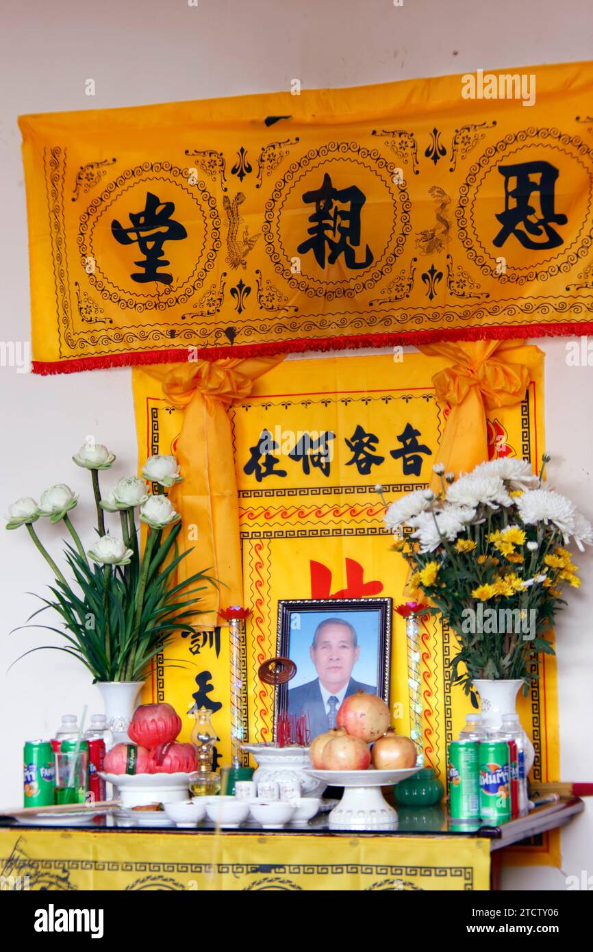 Cérémonie funéraire dans une famille bouddhiste. Prières pour les défunts. Tan Chau. Vietnam