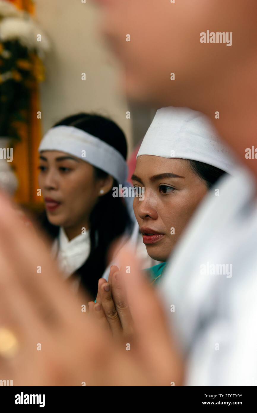 Cérémonie funéraire dans une famille bouddhiste. Prières pour les défunts. Tan Chau. Vietnam