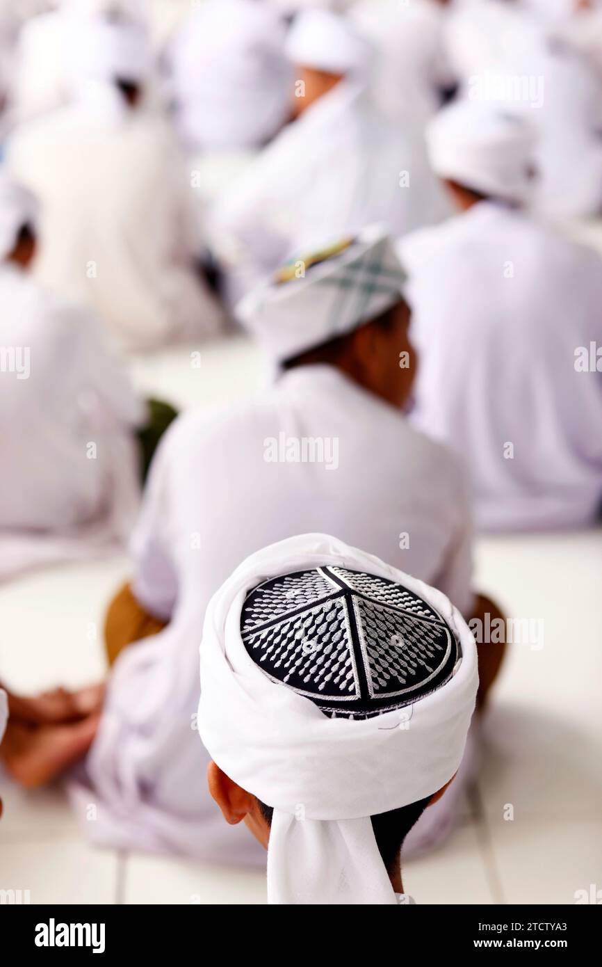 Vue arrière. Mosquée Jamiul Azhar. La prière du vendredi (salat). Hommes musulmans priant dans la mosquée. Vue arrière. Vietnam. Banque D'Images