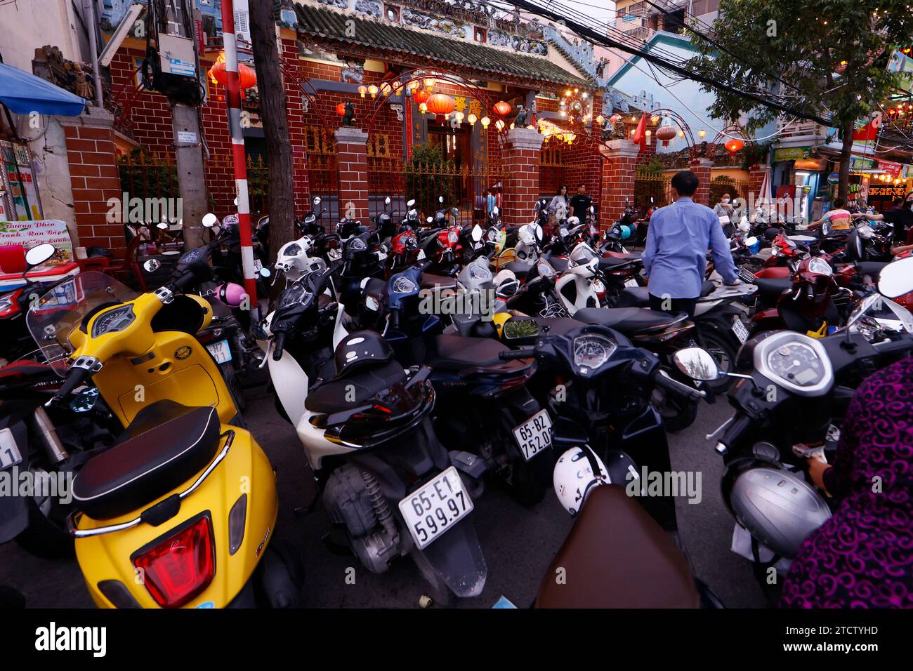Parking moto devant une pagode bouddhiste. Banque D'Images