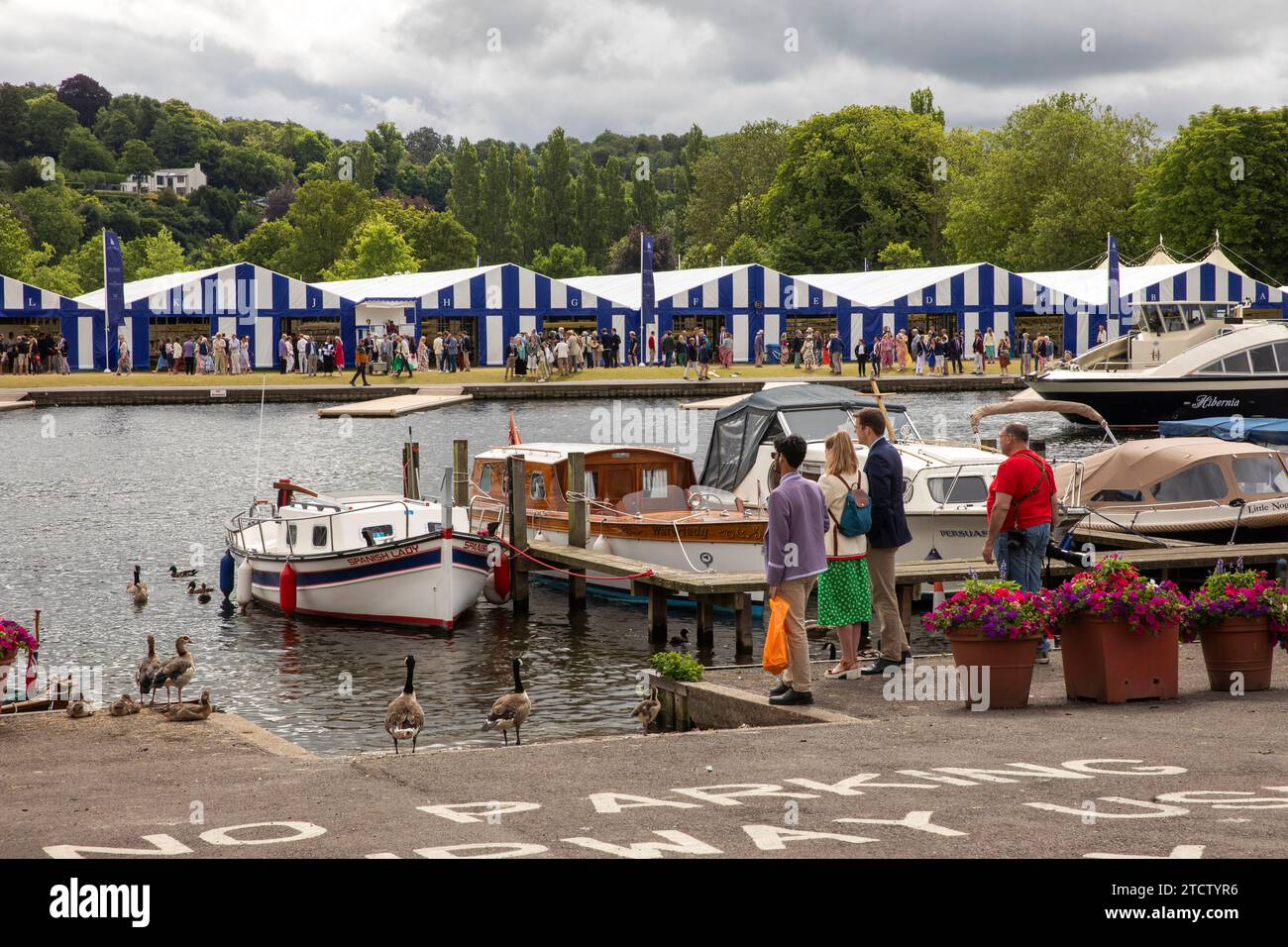 Royaume-Uni, Angleterre, Oxfordshire, Henley on Thames, Thameside, visiteurs à l'amarrage en face de la zone du concurrent de Royal Regatta sur Berkshire Bank Banque D'Images