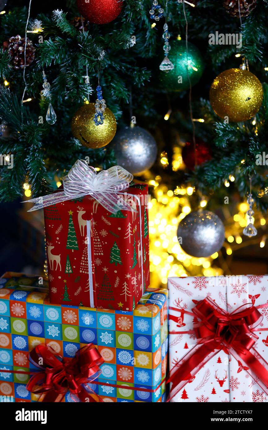 Belle dcoration de noël sur un arbre de Noël avec des cadeaux. Banque D'Images