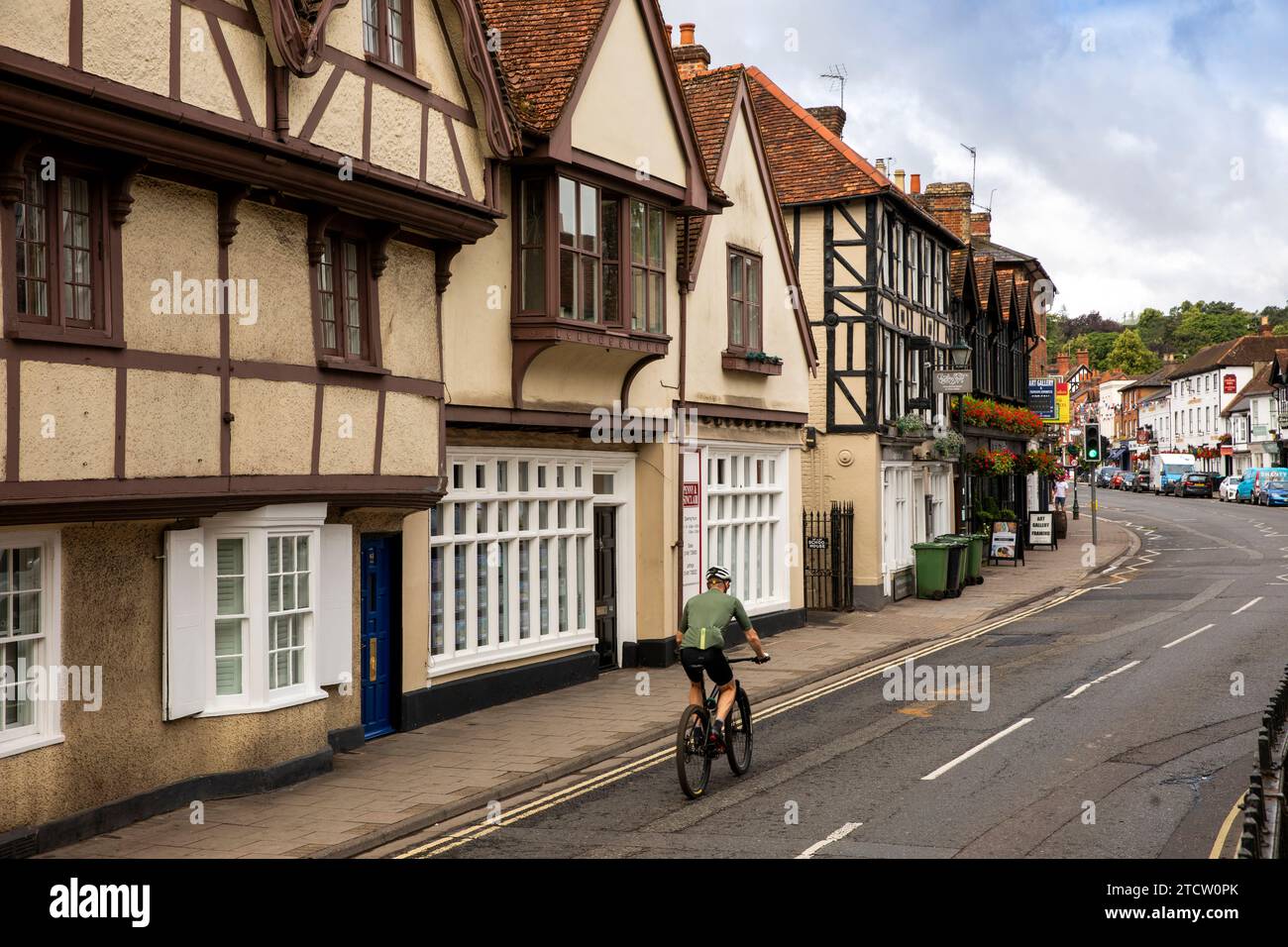 Royaume-Uni, Angleterre, Oxfordshire, Henley on Thames, Hart Street, cycliste sur route vide Banque D'Images