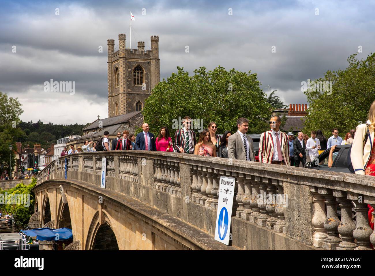 Royaume-Uni, Angleterre, Oxfordshire, Henley on Thames, Regatta visiteurs traversant le pont sur la Tamise Banque D'Images
