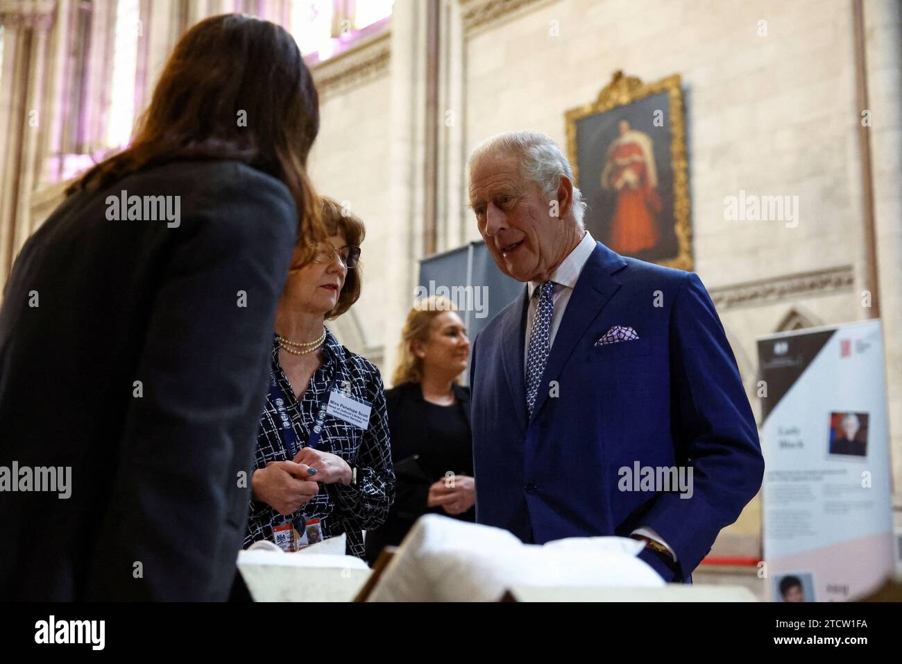 Le roi Charles III lors d'une visite aux cours royales de justice dans le centre de Londres pour célébrer le travail du Service des cours et tribunaux de sa Majesté avec le personnel et les bénévoles des cours royales de justice. Le Roi entendra parler du travail des magistrats volontaires qui ont soutenu le système judiciaire et du travail de sensibilisation entrepris par les juges et magistrats de la diversité et des relations communautaires. Date de la photo : jeudi 14 décembre 2023. Banque D'Images