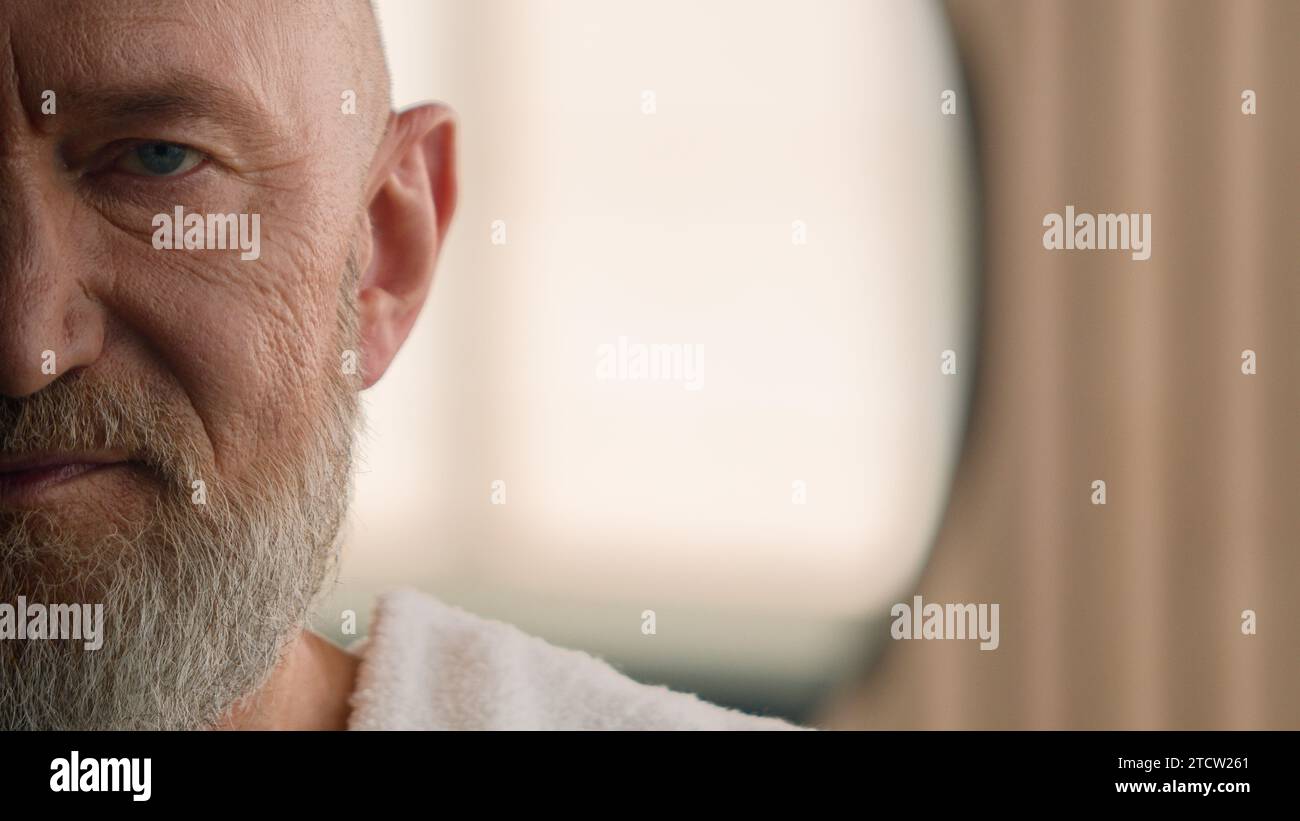 Close up la moitié des hommes ridés visage problème de vue vision 70s âge ride saine personnes âgées cheveux gris homme barbu soins de santé mature personne âgée Banque D'Images