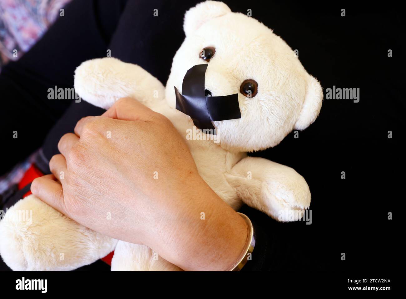 Portez-le avec du ruban adhésif sur sa bouche. Symbole du silence sur les abus d'enfants et les victimes dans l'église chrétienne. Banque D'Images