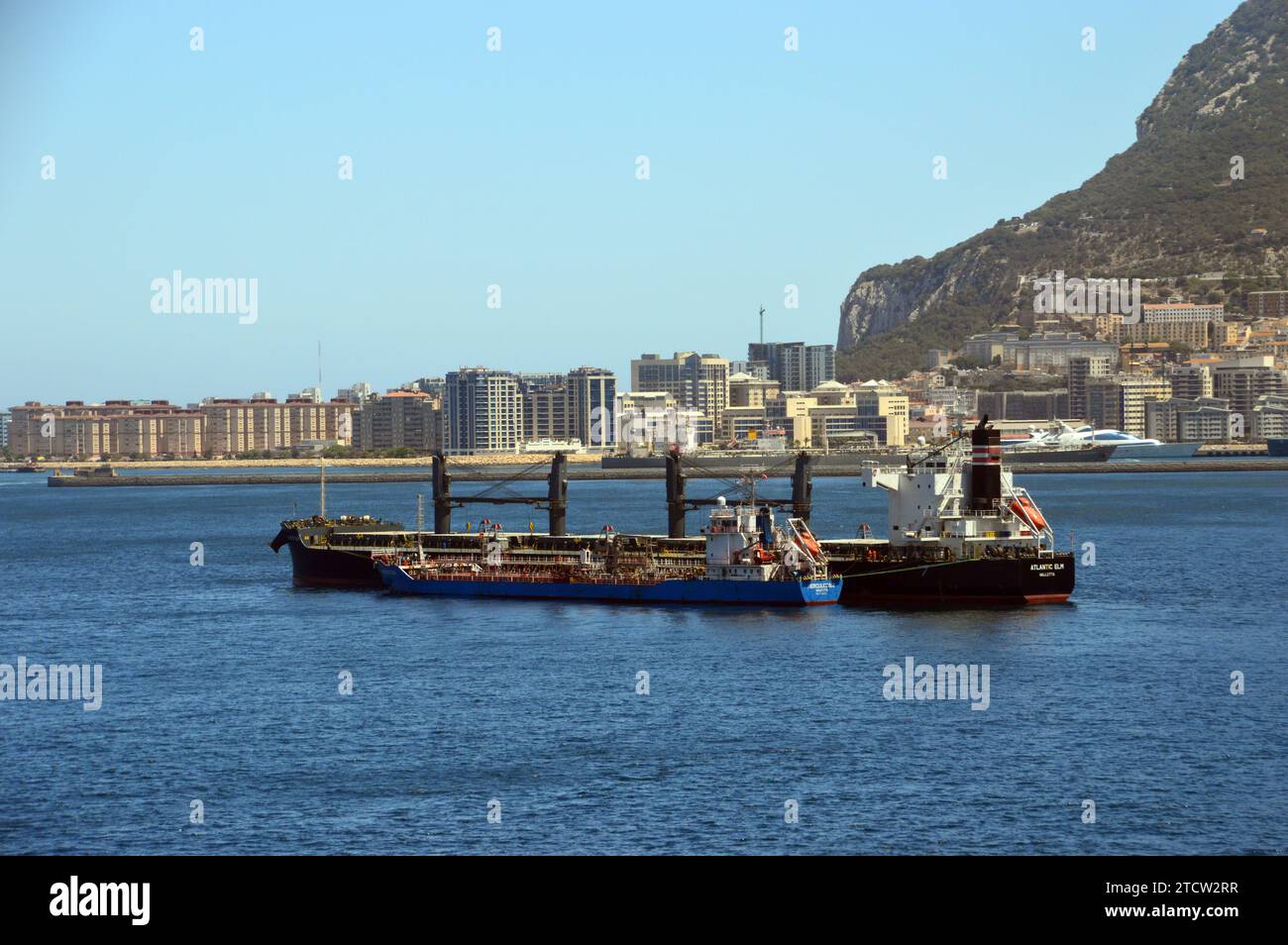 Two Ships The Atlantic Elm un vraquier ravitaillé par Hercules 500 un ravitailleur ancré dans la baie de Gibraltar, BTO, Espagne, UE. Banque D'Images