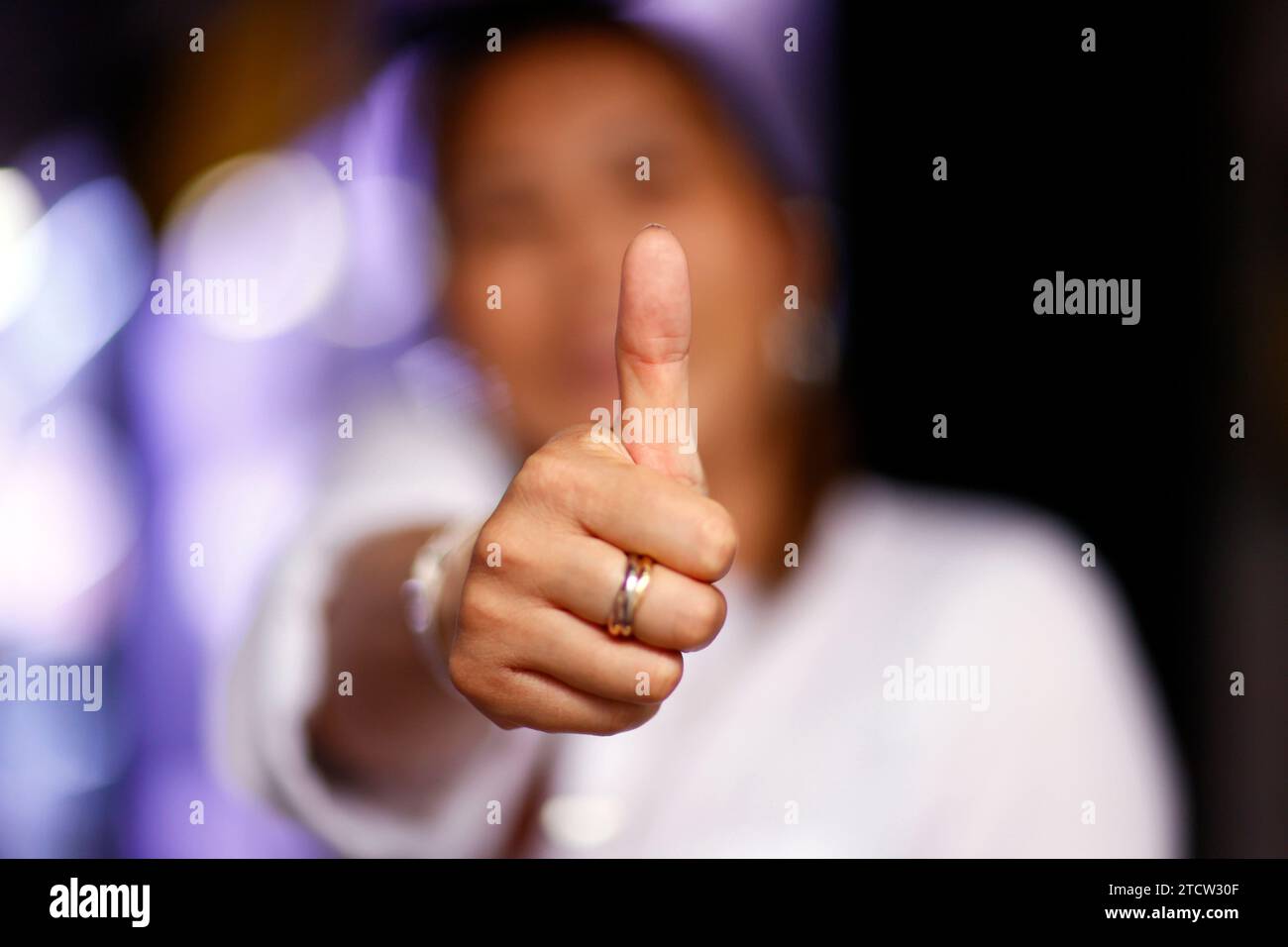 Jeune femme positive montrant les pouces vers le haut. Geste positif de la main. Banque D'Images