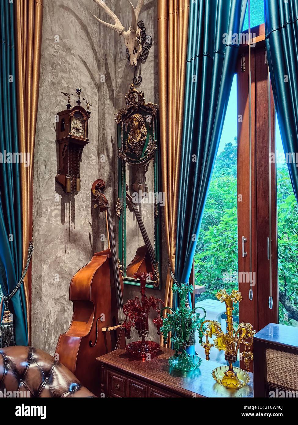 NAKHON si THAMMARAT, THAÏLANDE - NOVEMBRE 26,2023 : l'intérieur du café décoré avec de beaux objets de collection antiques et des sièges confortables parfait fo Banque D'Images