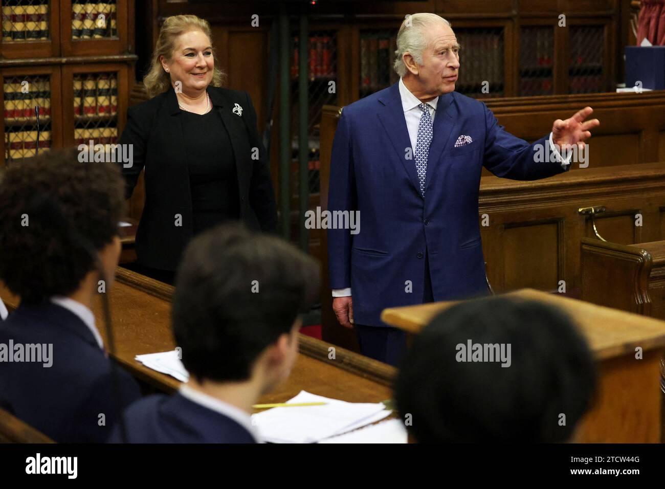 Le roi Charles III lors d'une visite aux cours royales de justice dans le centre de Londres pour célébrer le travail du Service des cours et tribunaux de sa Majesté avec le personnel et les bénévoles des cours royales de justice. Le Roi entendra parler du travail des magistrats volontaires qui ont soutenu le système judiciaire et du travail de sensibilisation entrepris par les juges et magistrats de la diversité et des relations communautaires. Date de la photo : jeudi 14 décembre 2023. Banque D'Images