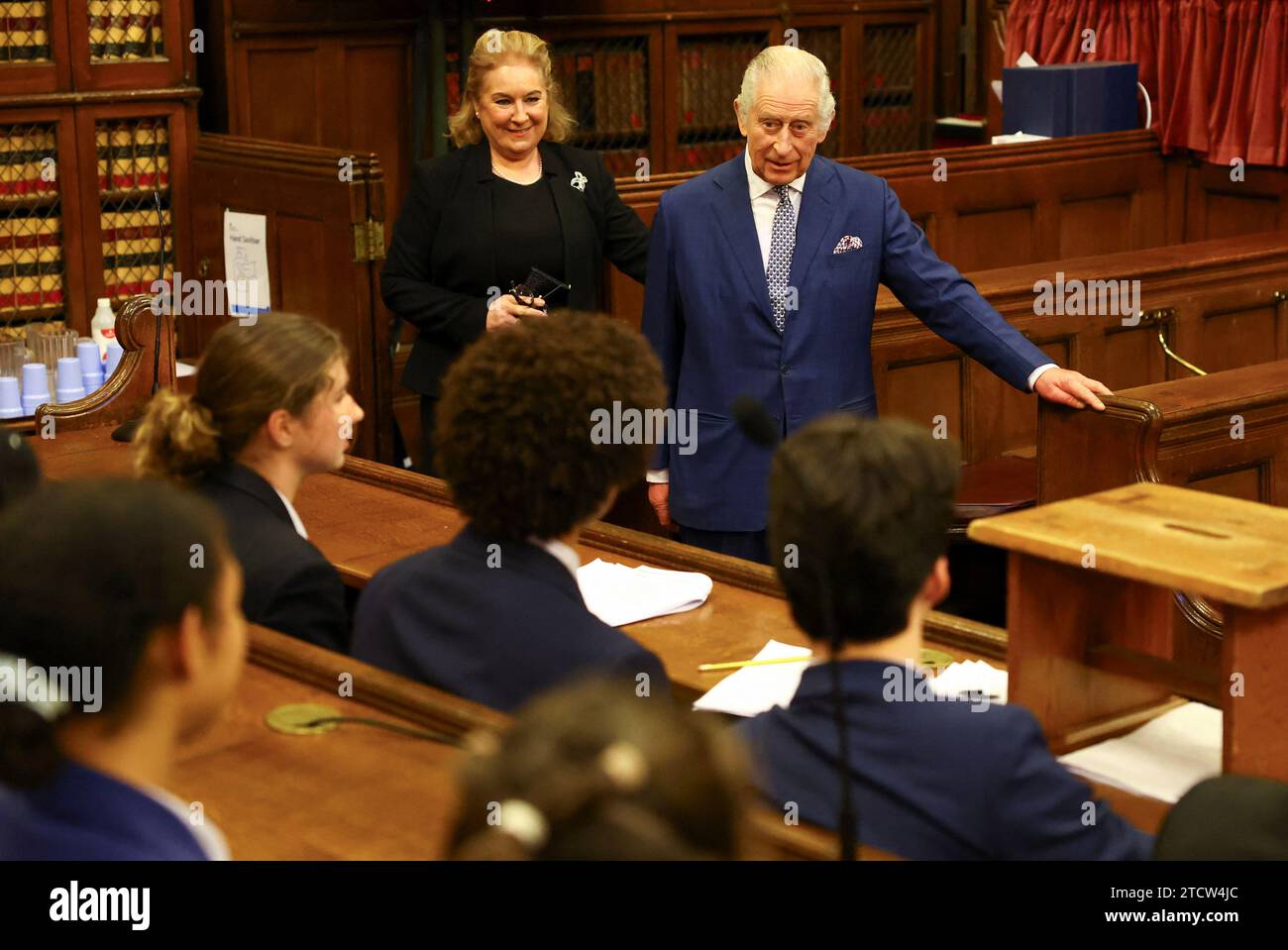 Le roi Charles III lors d'une visite aux cours royales de justice dans le centre de Londres pour célébrer le travail du Service des cours et tribunaux de sa Majesté avec le personnel et les bénévoles des cours royales de justice. Le Roi entendra parler du travail des magistrats volontaires qui ont soutenu le système judiciaire et du travail de sensibilisation entrepris par les juges et magistrats de la diversité et des relations communautaires. Date de la photo : jeudi 14 décembre 2023. Banque D'Images