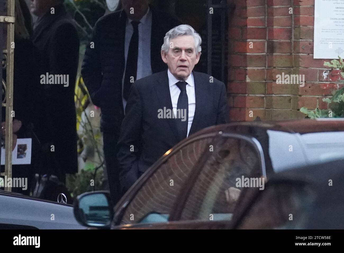 L'ancien Premier ministre Gordon Brown quitte les funérailles de la baronne Glenys Kinnock de Holyhead, ancienne ministre, députée européenne et épouse de l'ancien dirigeant travailliste Lord Kinnock, au crématorium Golders Green, dans le nord de Londres. Date de la photo : jeudi 14 décembre 2023. Banque D'Images