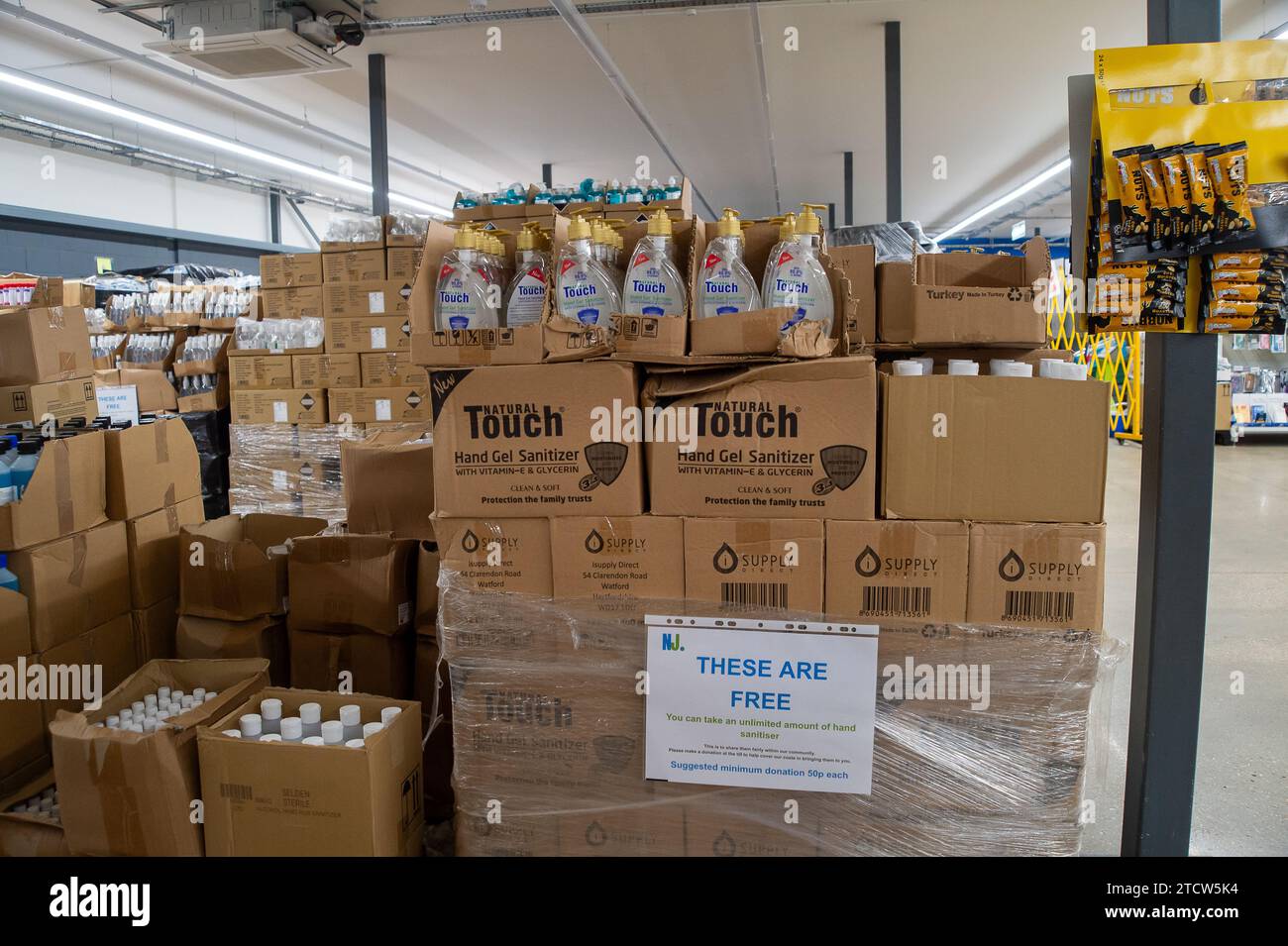 Slough, Royaume-Uni. 14 décembre 2023. Désinfectant pour les mains gratuit pour les clients. Un supermarché social appelé notjust A Store A ouvert un grand nouveau magasin au Westgate Retail Park sur l'A4 à Slough, Berkshire, juste à côté de Currys. L'immense magasin vend de la nourriture à prix réduit où les clients peuvent remplir un panier avec des articles pour 5 £ qui coûteraient environ 15 £ ailleurs. Une grande partie de la nourriture a dépassé la date de meilleur avant ou est en surplus de stock, mais est toujours parfaitement acceptable à consommer. Il est ouvert à tous ceux qui détestent le gaspillage et aiment les bonnes affaires. Les acheteurs n'ont pas besoin d'être membre pour magasiner en magasin ou avoir un seuil de revenu. Banque D'Images