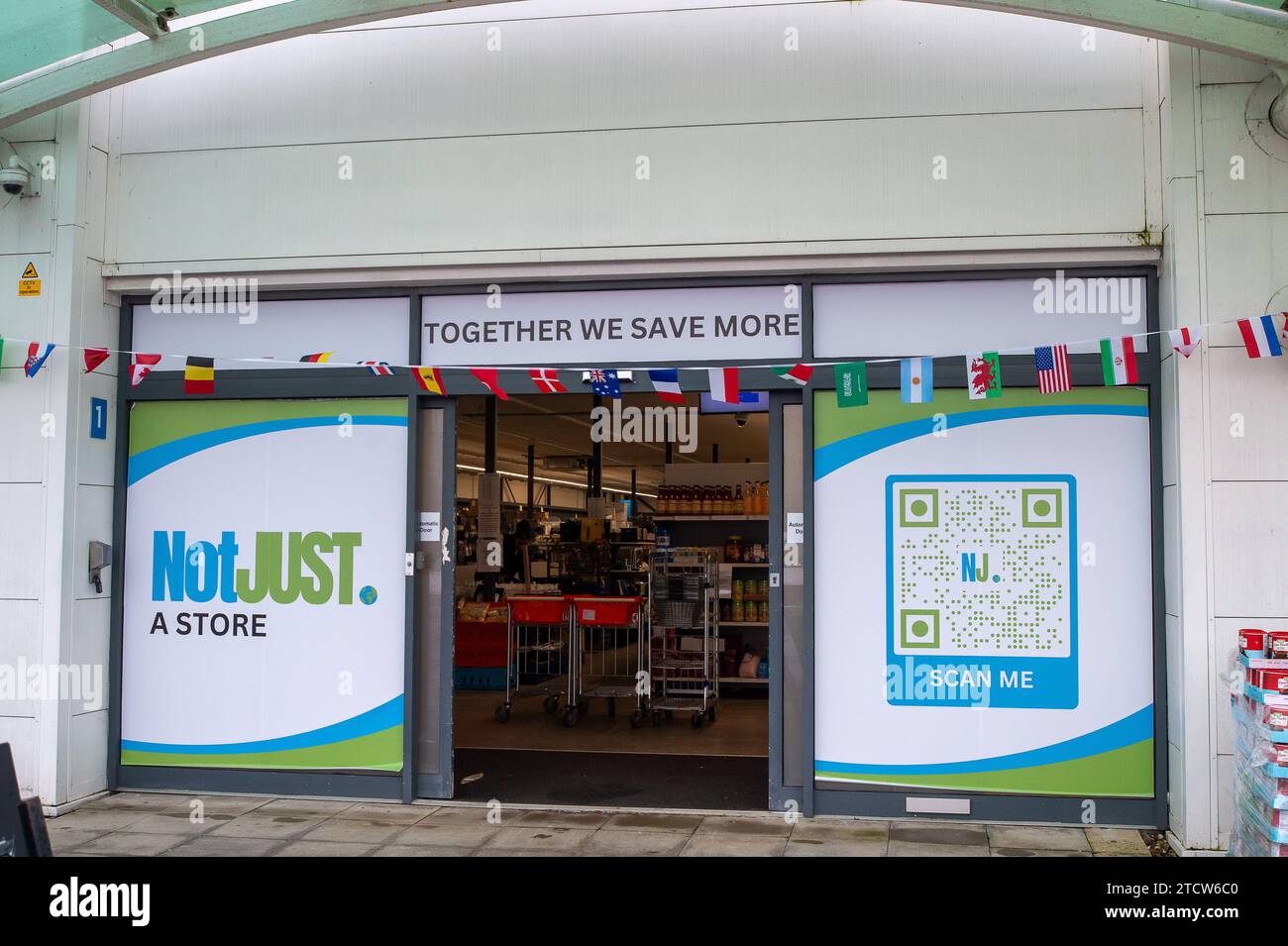 Slough, Royaume-Uni. 14 décembre 2023. Un supermarché social appelé notjust A Store A ouvert un grand nouveau magasin au Westgate Retail Park sur l'A4 à Slough, Berkshire, juste à côté de Currys. L'immense magasin vend de la nourriture à prix réduit où les clients peuvent remplir un panier avec des articles pour 5 £ qui coûteraient environ 15 £ ailleurs. Une grande partie de la nourriture a dépassé la date de meilleur avant ou est en surplus de stock, mais est toujours parfaitement acceptable à consommer. Il est ouvert à tous ceux qui détestent le gaspillage et aiment les bonnes affaires. Les acheteurs n'ont pas besoin d'être membre pour magasiner en magasin ou avoir un seuil de revenu. Crédit : Maureen McLean/Alamy Live Banque D'Images