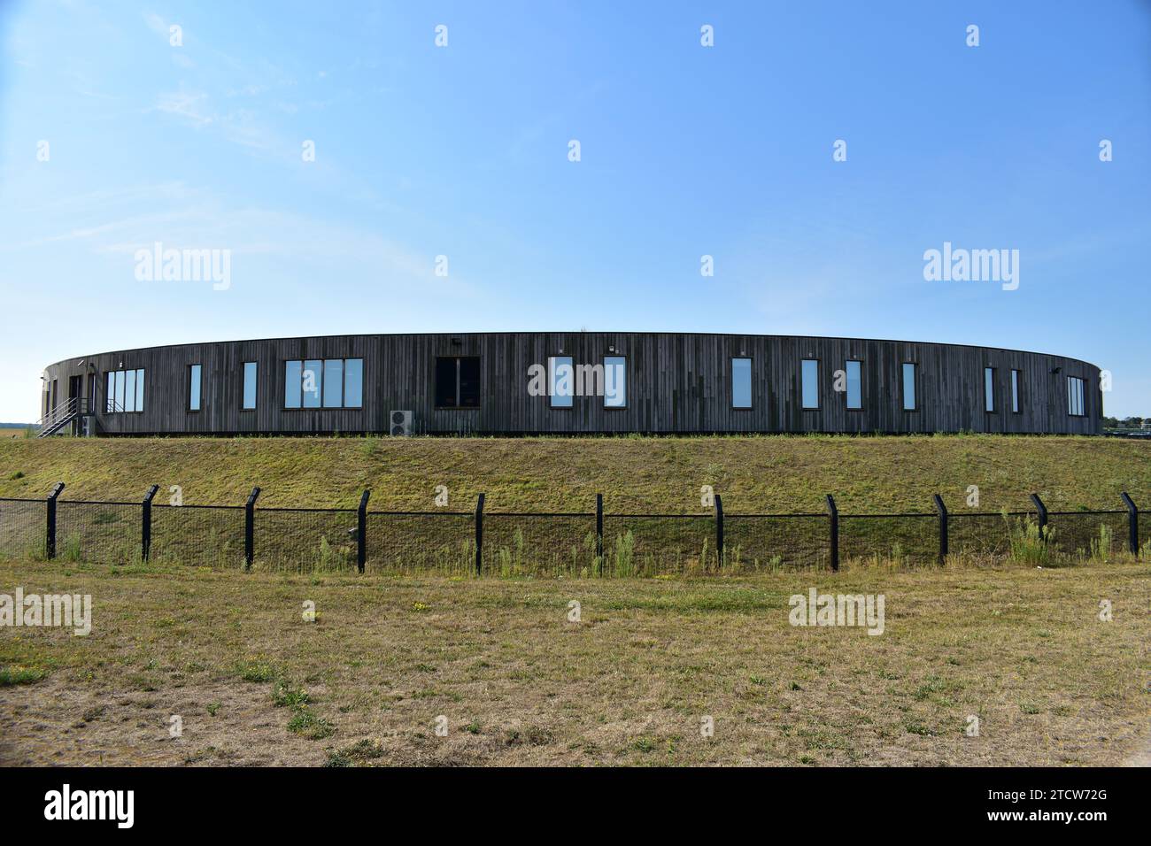 Centre de transit de l'immigration 'Caricole' bâtiment circulaire à l'intérieur d'une zone clôturée près de l'aéroport international de Bruxelles Banque D'Images