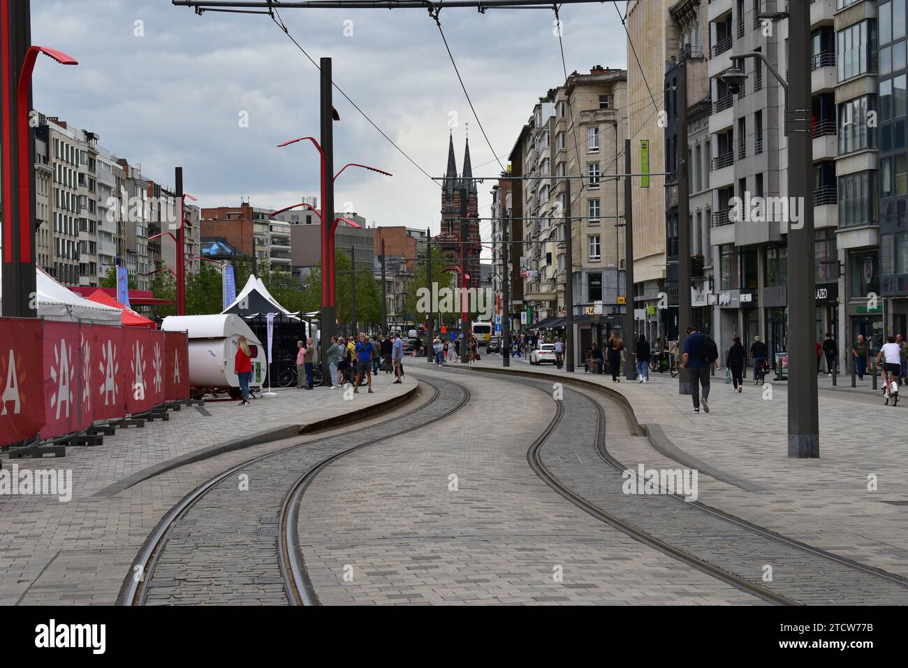 Lignes de tramway ondulées traversant une rue du centre-ville d'Anvers Banque D'Images