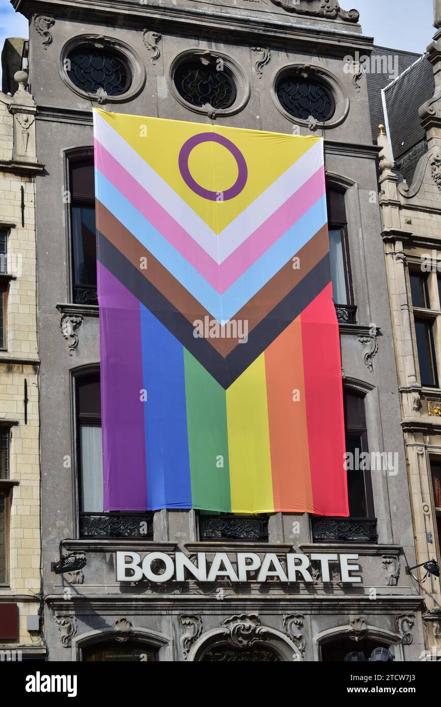 Très grand drapeau LGBTQ+ accroché à un bâtiment abritant le Bonaparte Karaoke Bar sur la place Grote Markt dans le centre-ville d'Anvers Banque D'Images