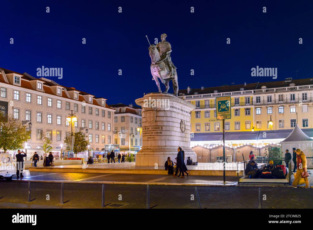 Vue illuminée en soirée de la statue équestre du roi Jon I sur la place Praça da Figueira dans le quartier Baixa du centre de Lisbonne, Portugal. Banque D'Images
