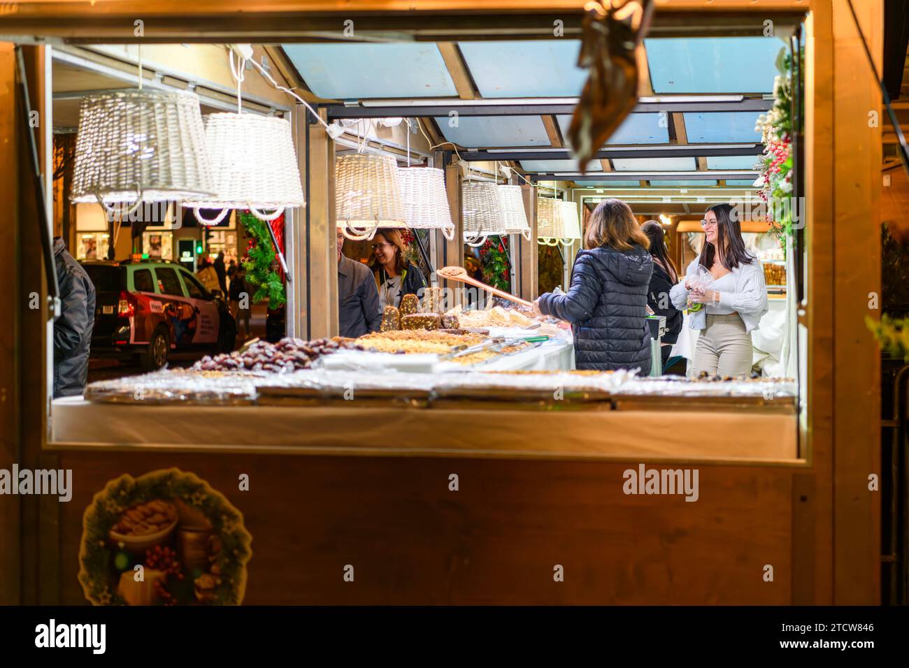 Vue en soirée des décorations de vacances et des stands de nourriture au marché de Noël Rossio dans le quartier Baixa de Lisbonne, Portugal. Banque D'Images