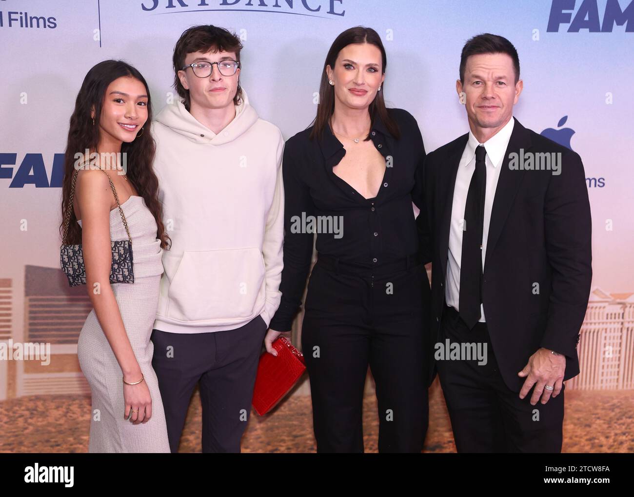 Las Vegas, États-Unis. 13 décembre 2023. Sunni gaines, Michael Wahlberg, Rhea Durham et Mark Wahlberg arrivent à la première mondiale de “The Family Plan” qui s’est tenue au Chelsea au Cosmopolitan de Las Vegas le 13 décembre 2023 à Las Vegas, Nevada © JPA/AFF-USA.com crédit : AFF/Alamy Live News Banque D'Images