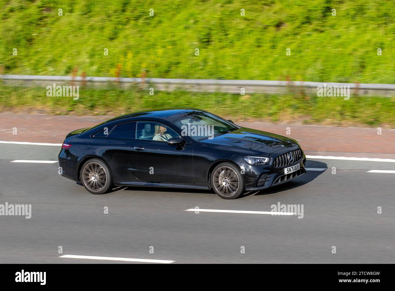 2021 Noir Mercedes-Benz E 300 AMG LN NGT Ed PRM+Mhev A E300 9G-Tronic Auto MHEV EQ Boost 272 14Ch/10Kw Start/Stop car coupe Hybrid Electric1991 cc voyageant sur l'autoroute M6 Royaume-Uni Banque D'Images