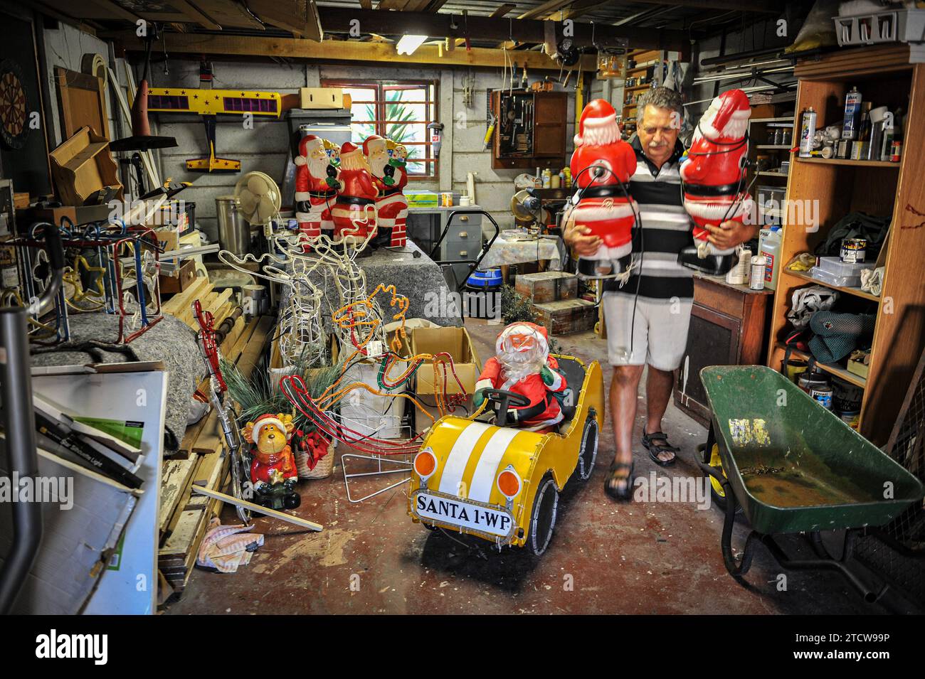 Bothasig, une banlieue du Cap, un certain nombre de résidents, comme Jeff Arendsen, vont un peu par-dessus bord dans leurs décorations de Noël. Banque D'Images