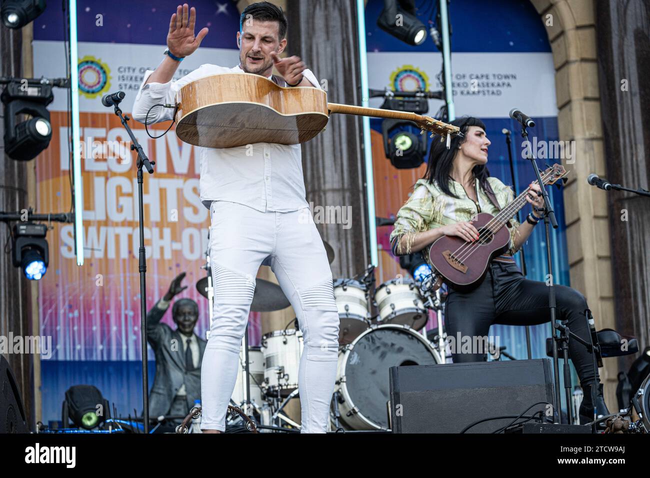 Afrique du Sud, Cape Town. 2023 le duo 'RAAF' joue au festival. En arrière-plan, la statue de Nelson Mandela sur le balcon de l'hôtel de ville où il se tenait après sa libération de prison en févrierNote o0 célébration annuelle dans la ville pour lancer la saison des fêtes de Noël. Allumer les lumières de Noël de la ville dans Adderley Street, la route principale à travers le centre-ville. Une foule de musiciens populaires divertissent la foule enthousiaste lors d'un événement annuel régulier du calendrier communautaire de la ville. Environ 80 000 personnes se frôlent sur la place de la ville en face de l'hôtel de ville et d'Adderley Street. RAAF est Banque D'Images