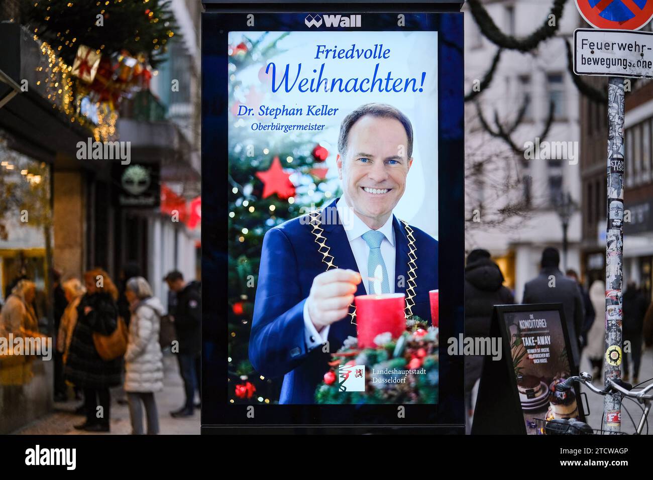 Düsseldorf 14.12.2023 mur Aussenwerbung Billboard Werbetafel Friedvolle Weihnachten Weihnachtsgruß Weihnachtsgrüße Adventskranz Oberbürgermeister Dr. Stephan Keller CDU Fussgängerzone Mittelstraße Altstadt Carlsplatz Düsseldorf Nordrhein-Westfalen Deutschland *** Düsseldorf 14 12 2023 mur Mittelstraße Altstadt Carlsplatz Düsseldorf Rhénanie du Nord-Westphalie Allemagne Banque D'Images