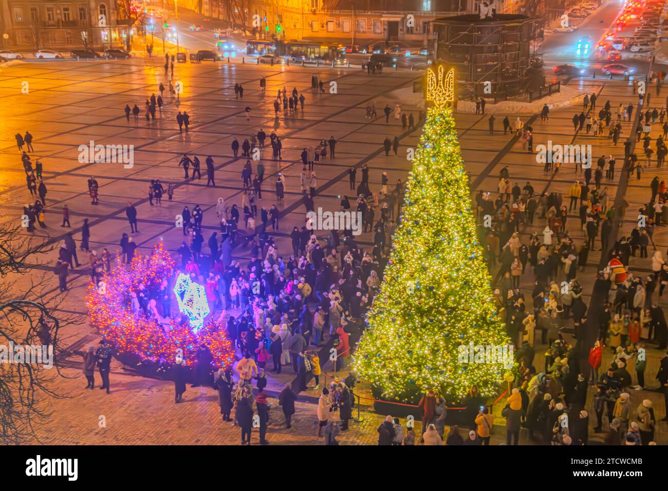 Les gens sur la place à Kiev Ukraine célébrant Noël et le nouvel an. La place principale de Kiev 