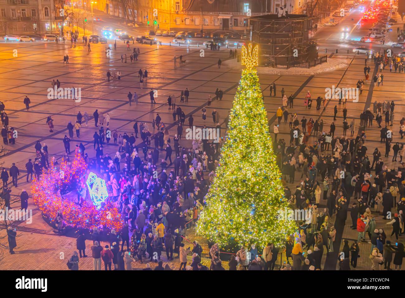 Les gens sur la place à Kiev Ukraine célébrant Noël et le nouvel an. La place principale de Kiev 