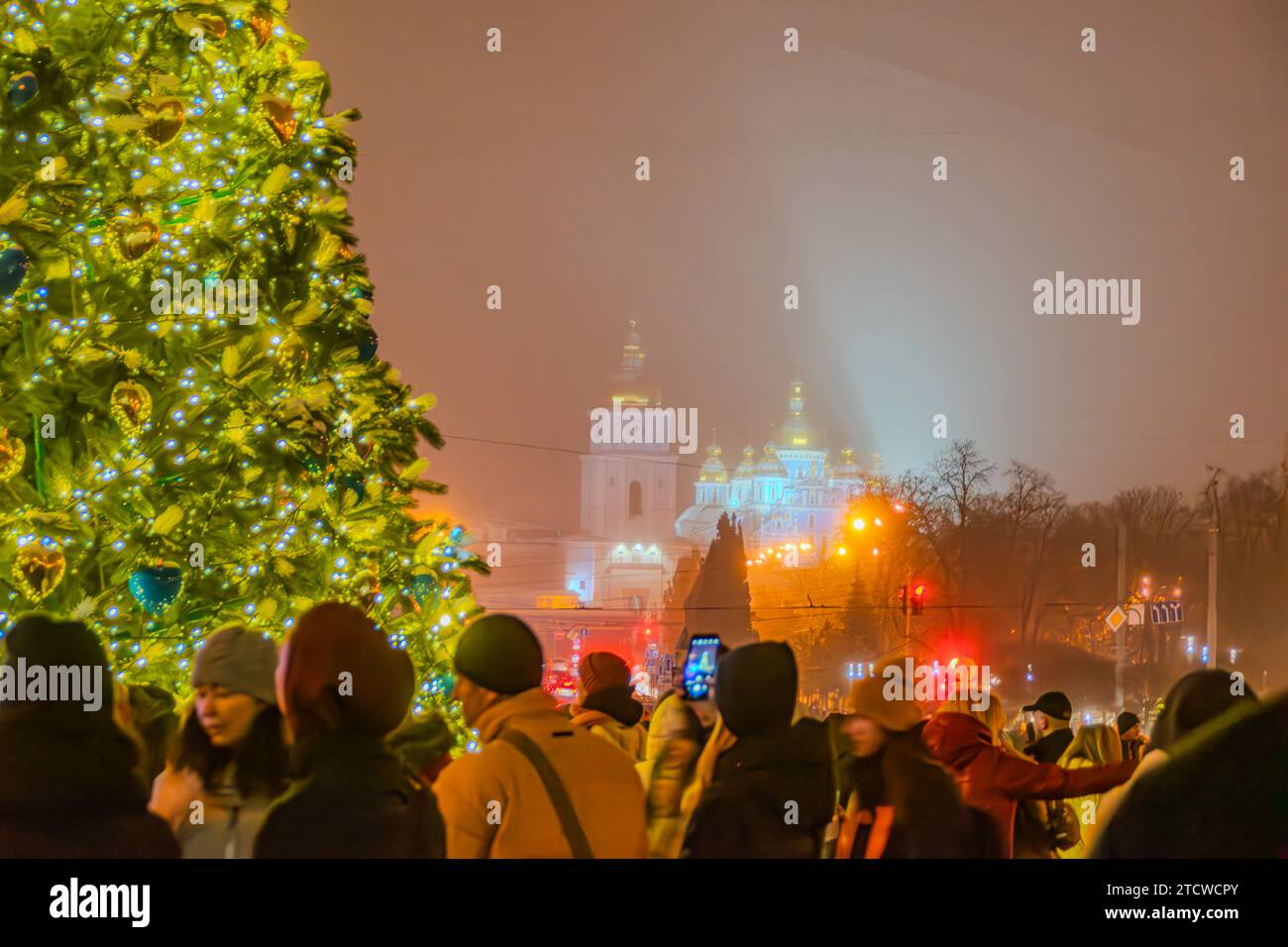 Les gens sur la place à Kiev Ukraine célébrant Noël et le nouvel an. La place principale de Kiev 