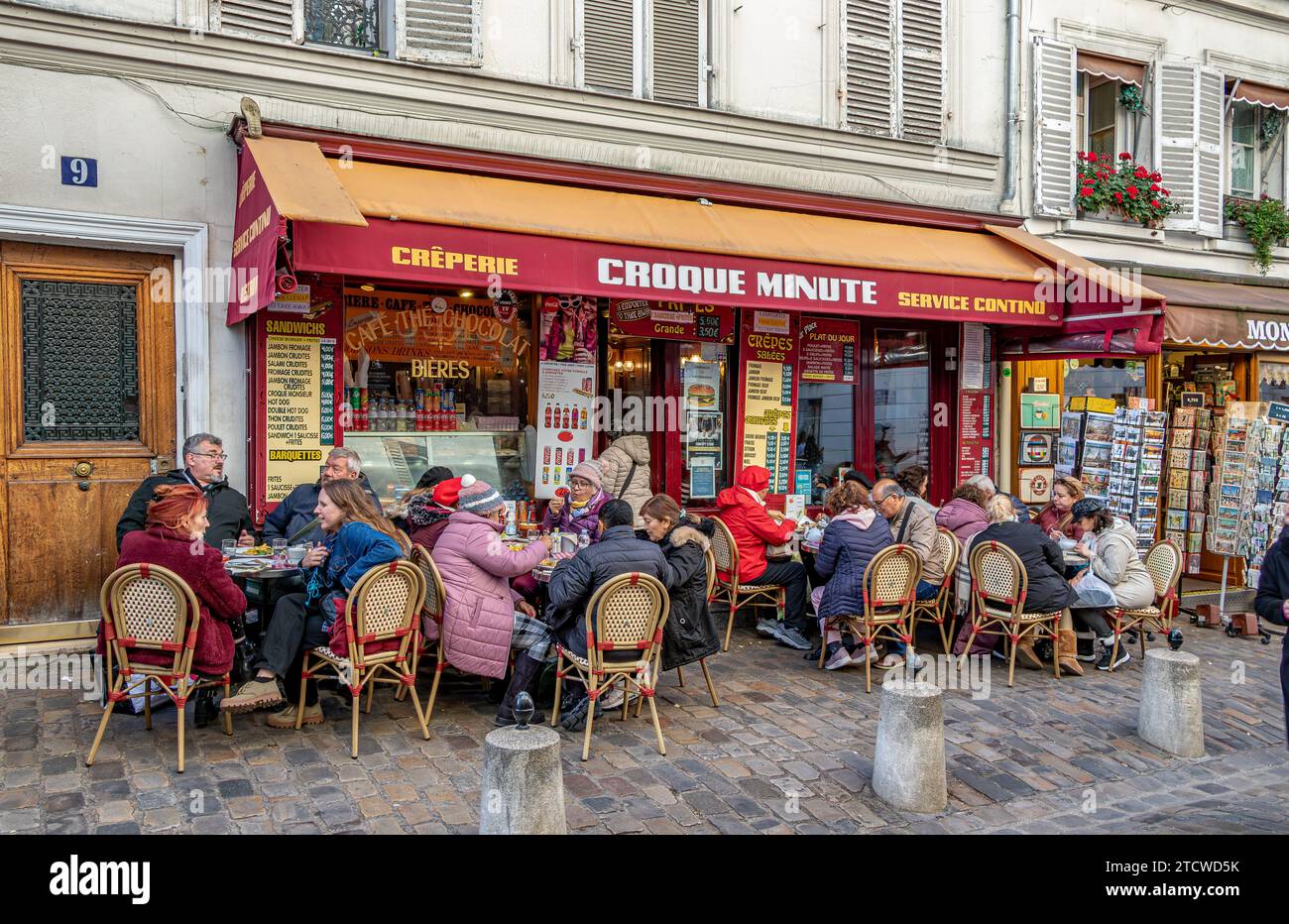 Les gens assis à déguster un repas au croque minute, un restaurant français à Montmartre dans hte 18e arronndissnt de Paris, France Banque D'Images