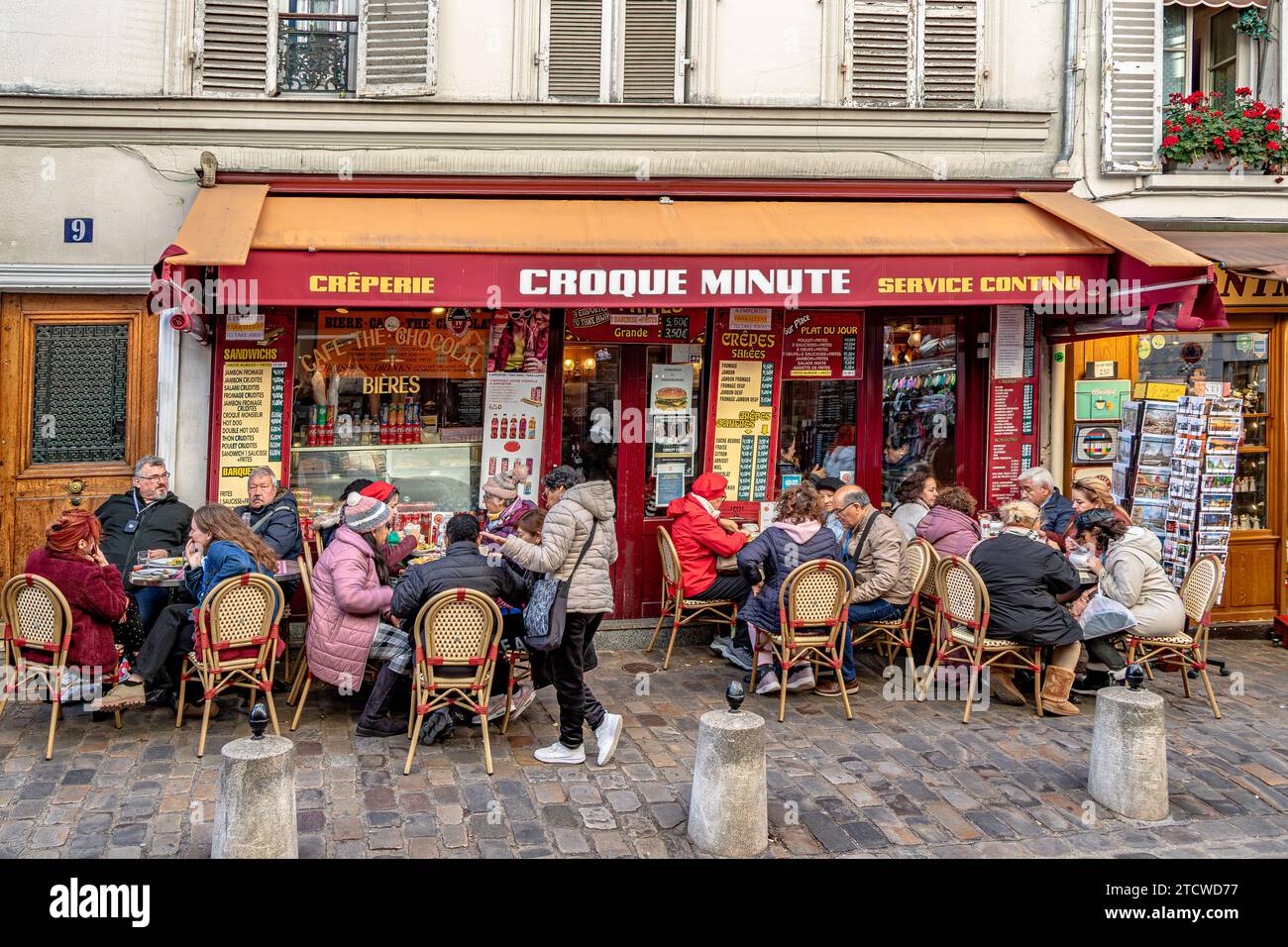 Les gens assis à déguster un repas au croque minute, un restaurant français à Montmartre dans hte 18e arronndissnt de Paris, France Banque D'Images