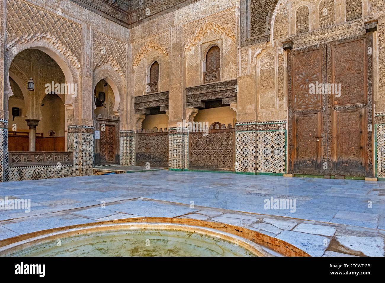 Cour principale pavée de marbre de la Madrasa Bou Inania, point culminant de l'architecture marinide dans la ville de Fès / Fès, Fès-Meknès, Maroc Banque D'Images