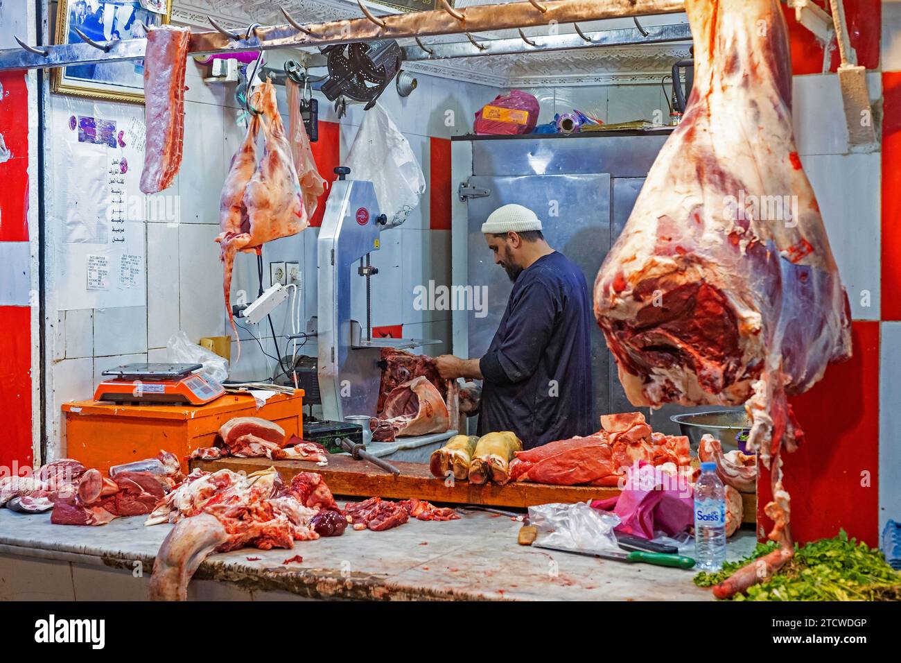 Boucher découpe de viande dans la boucherie / boucherie dans l'ancienne médina de la ville de Fès / Fès, Fès-Meknès, Maroc Banque D'Images